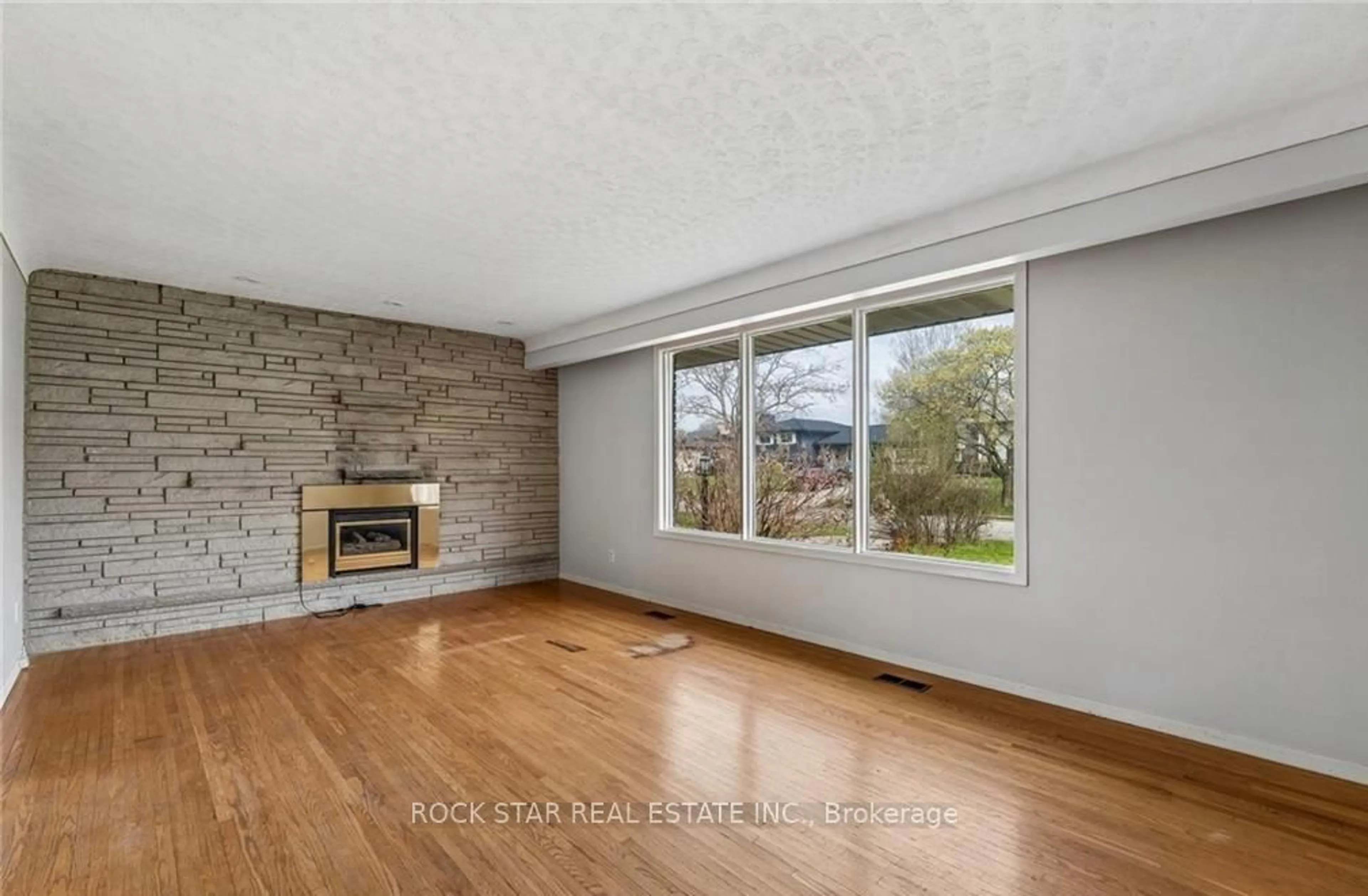 Living room with furniture, wood/laminate floor for 29 Heather Crt, Welland Ontario L3C 4P8