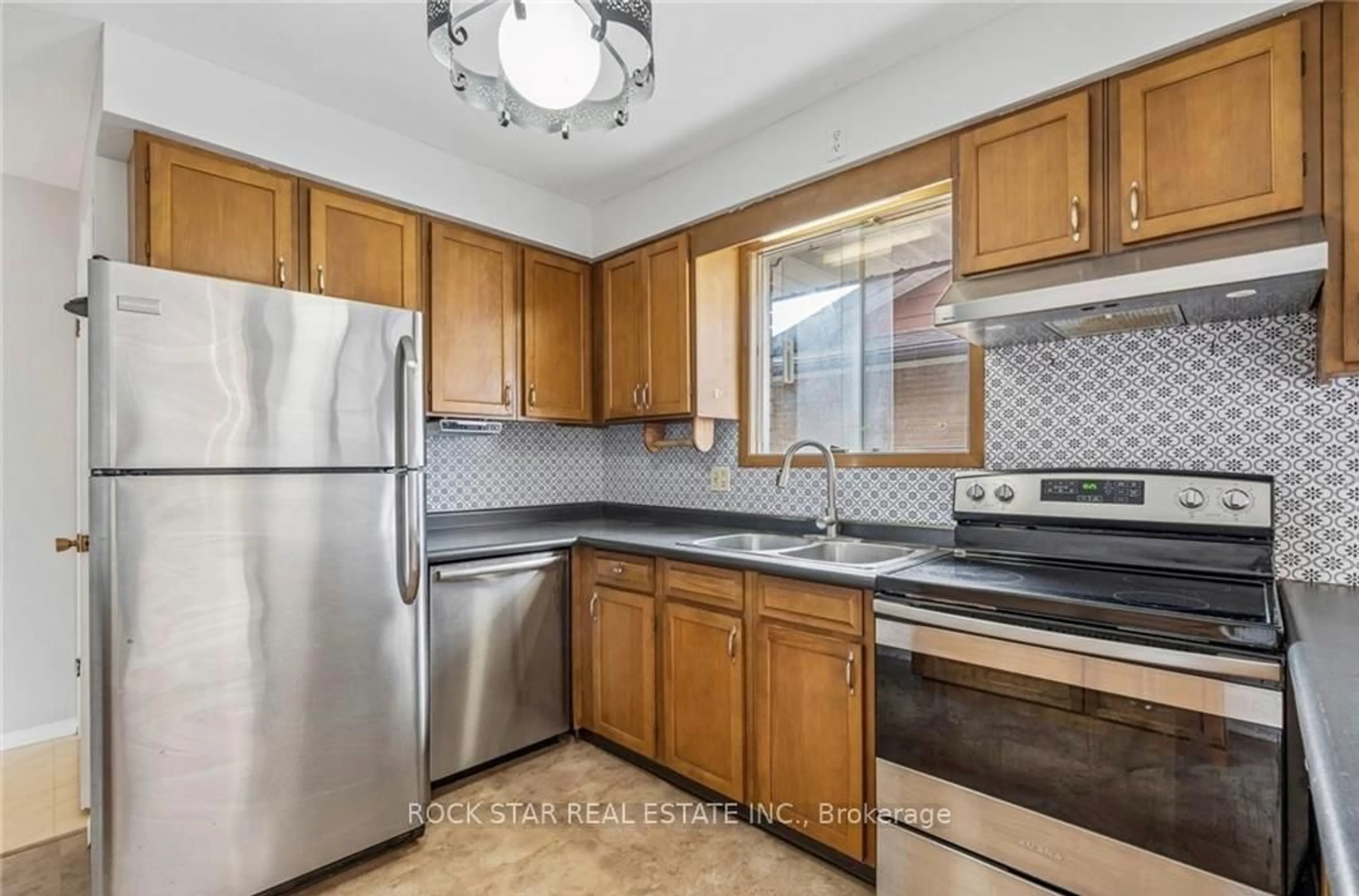 Standard kitchen, ceramic/tile floor for 29 Heather Crt, Welland Ontario L3C 4P8