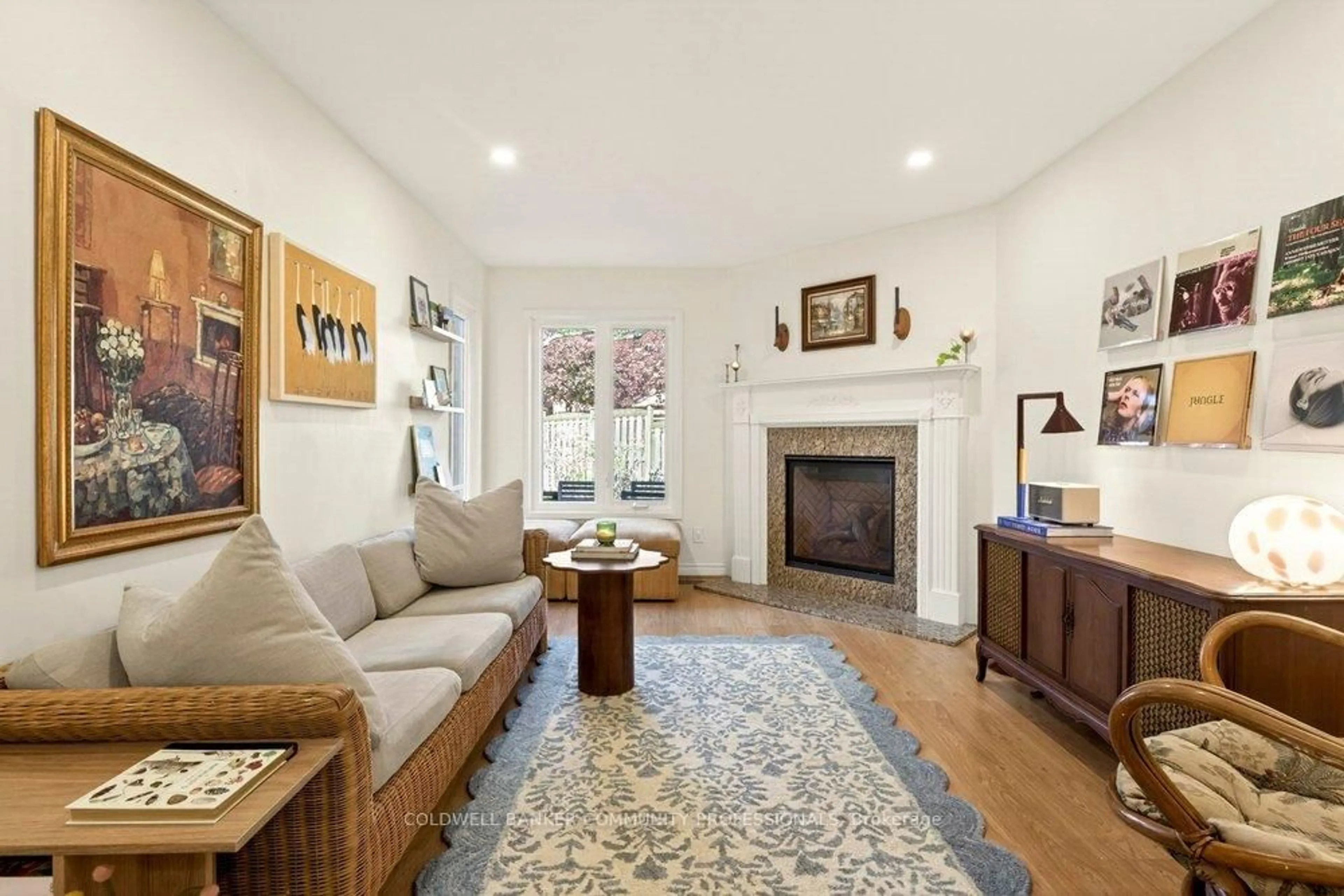 Living room with furniture, unknown for 10 Huntingwood Ave #20, Hamilton Ontario L9H 6X3
