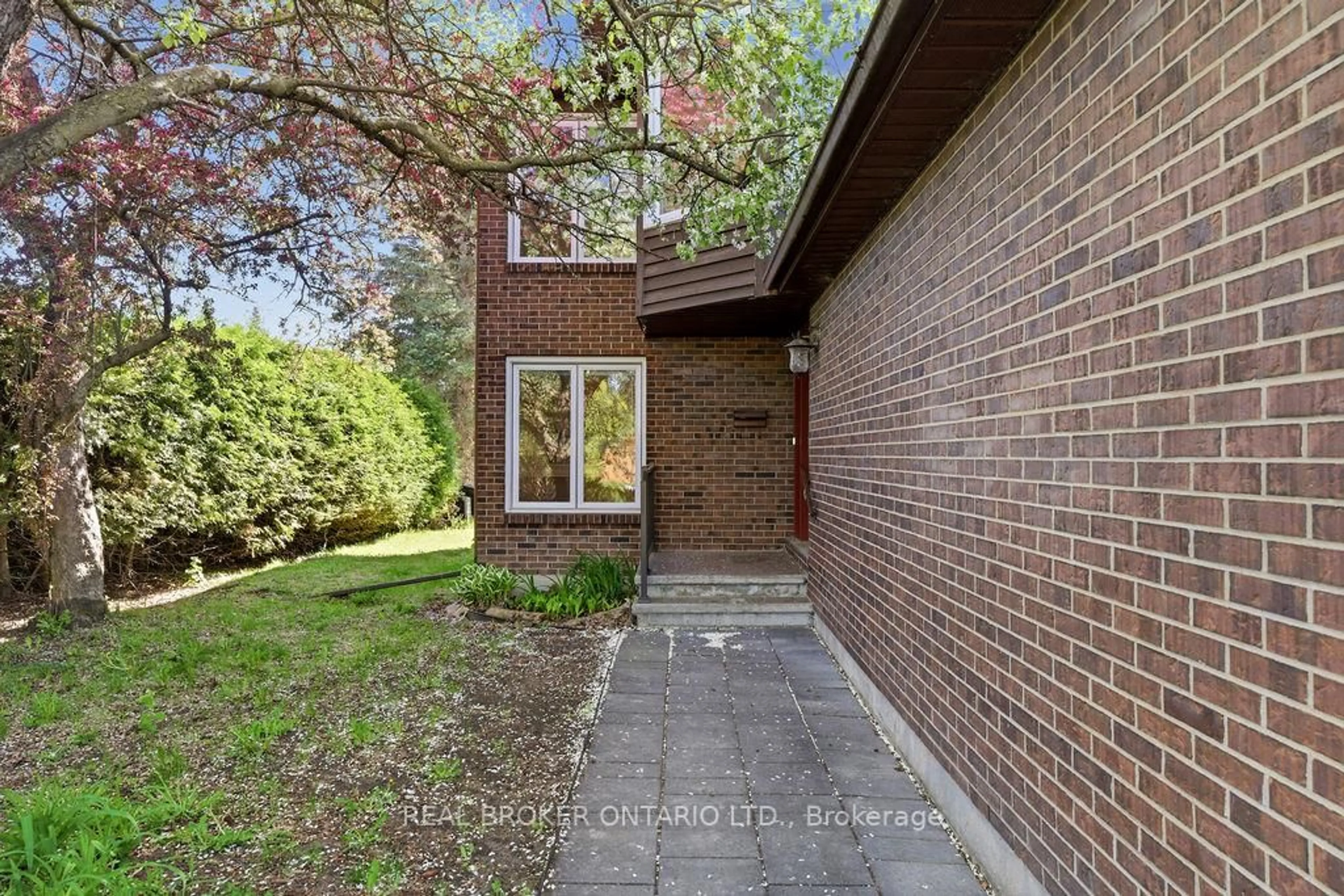 Home with brick exterior material, street for 330 Fernleaf Cres, Orleans Ontario K1E 2Z4