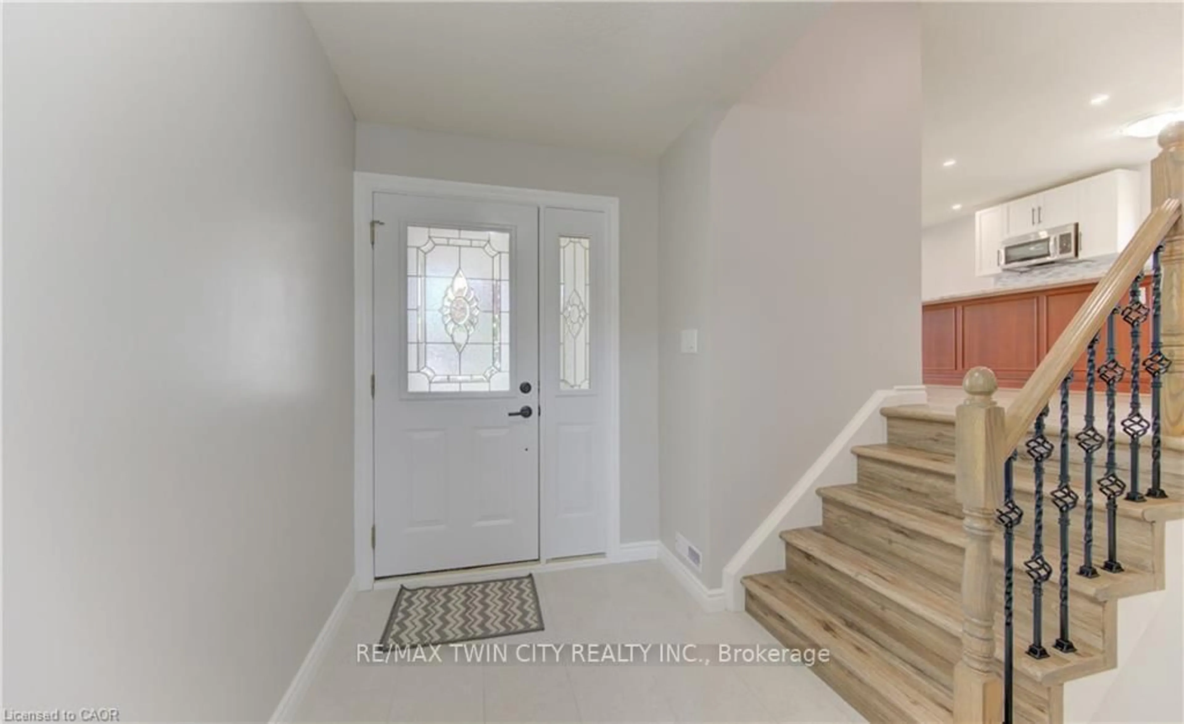 Indoor entryway for 51 COACH HILL Dr, Kitchener Ontario N2E 1N7