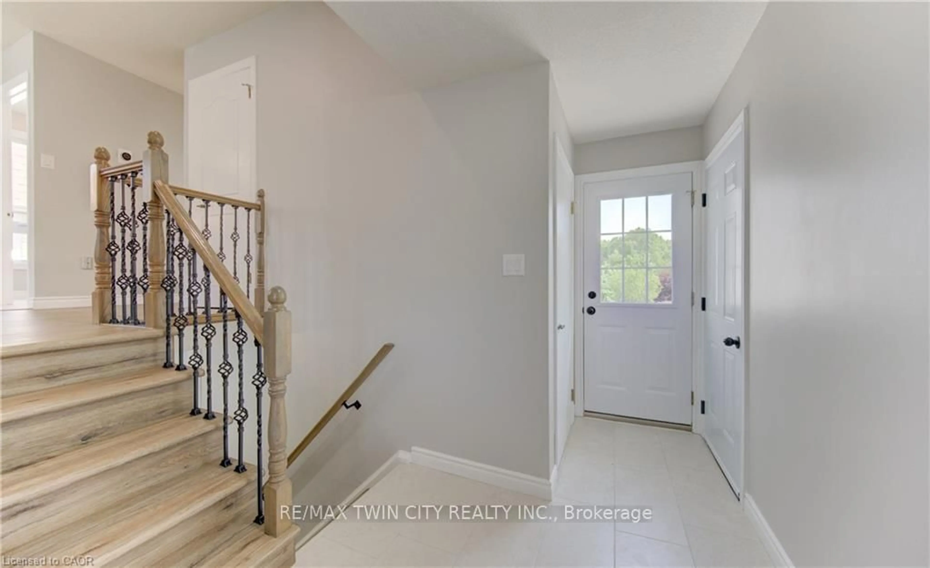 Indoor entryway for 51 COACH HILL Dr, Kitchener Ontario N2E 1N7
