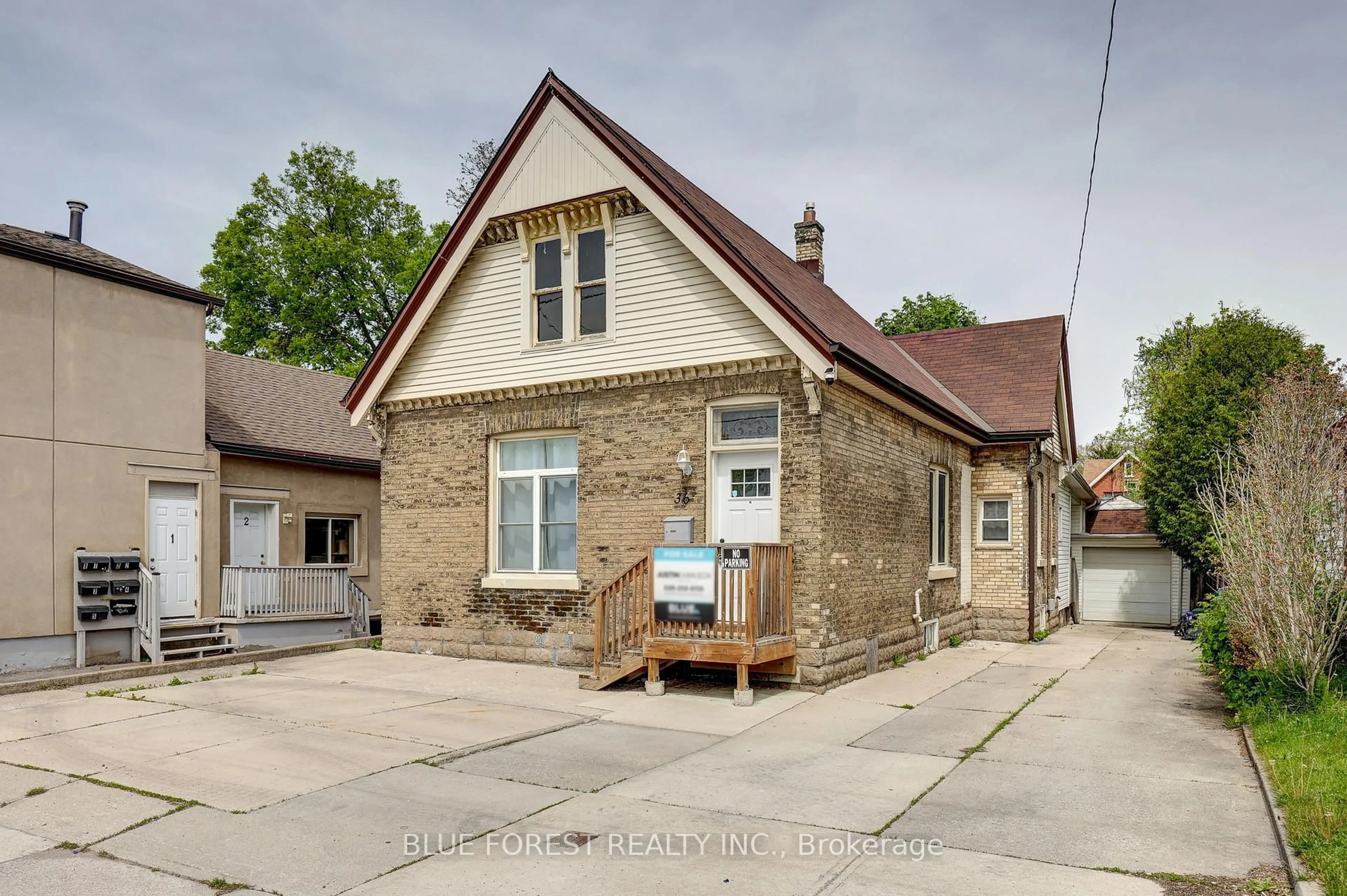 A pic from outside/outdoor area/front of a property/back of a property/a pic from drone, street for 36 ADELAIDE St, London South Ontario N5Z 3K2