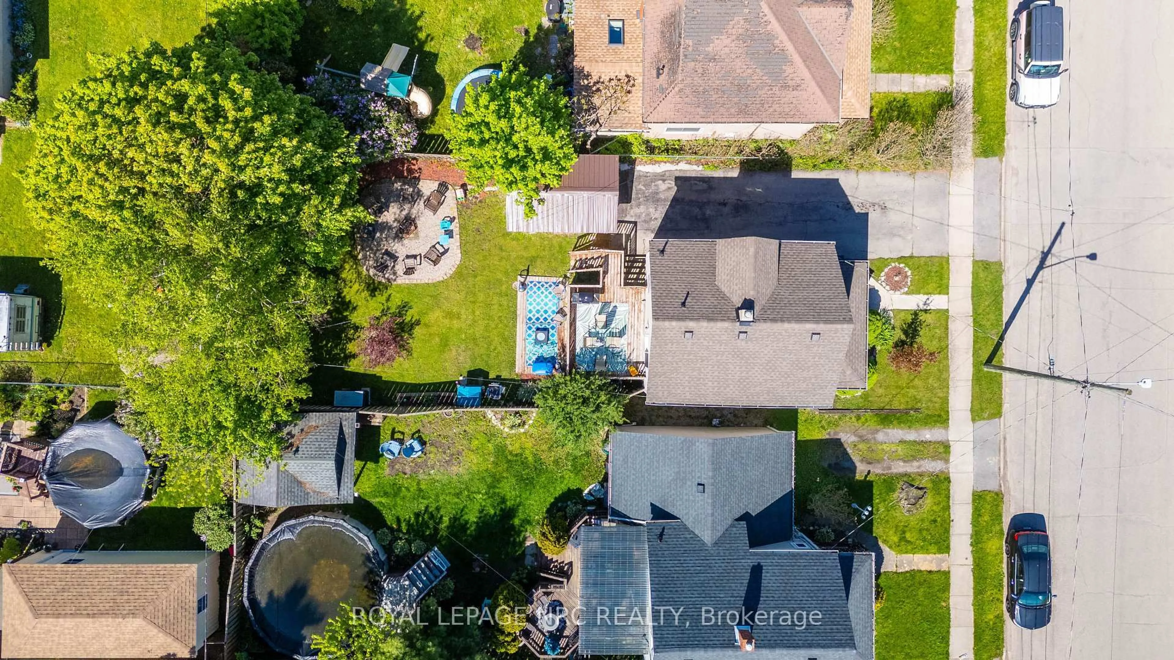 A pic from outside/outdoor area/front of a property/back of a property/a pic from drone, street for 31 CHRISTMAS St, Port Colborne Ontario L3K 1M3