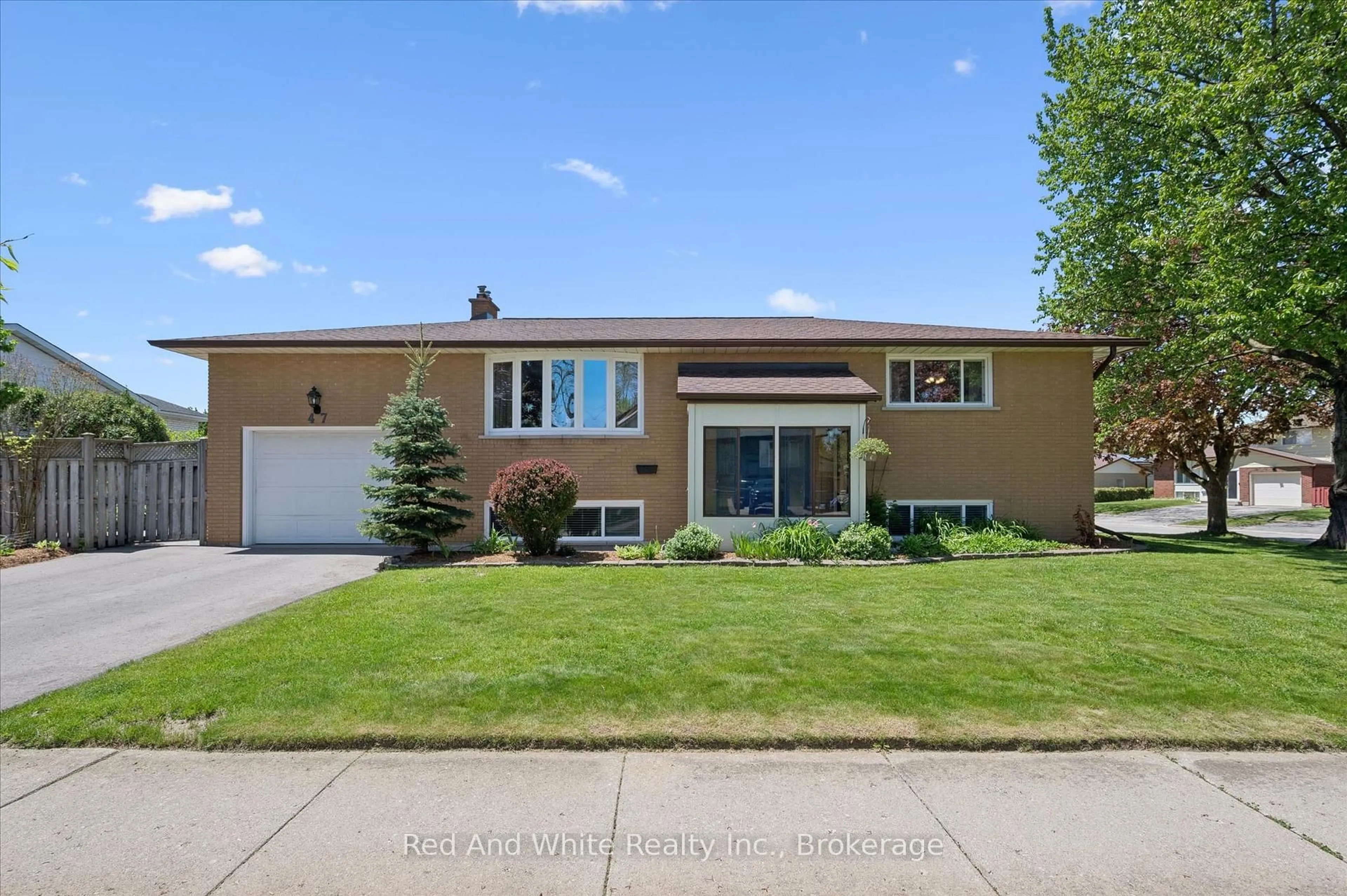 Home with brick exterior material, street for 47 Oakhurst Cres, Kitchener Ontario N2B 3K2
