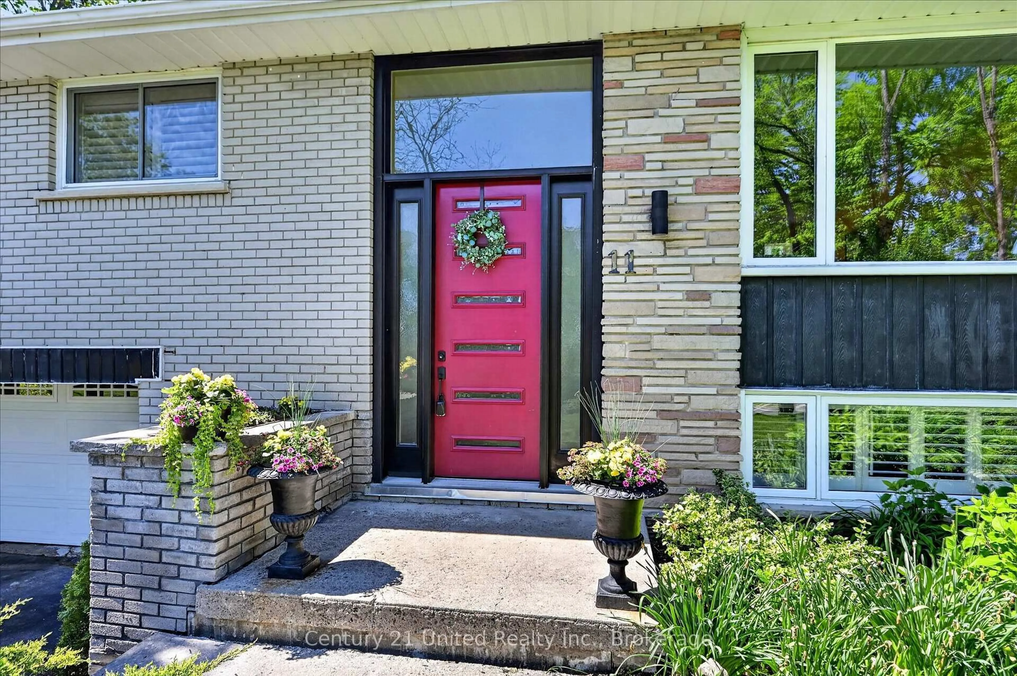 Indoor entryway for 11 Crestwood Ave, Peterborough Ontario K9J 1M9