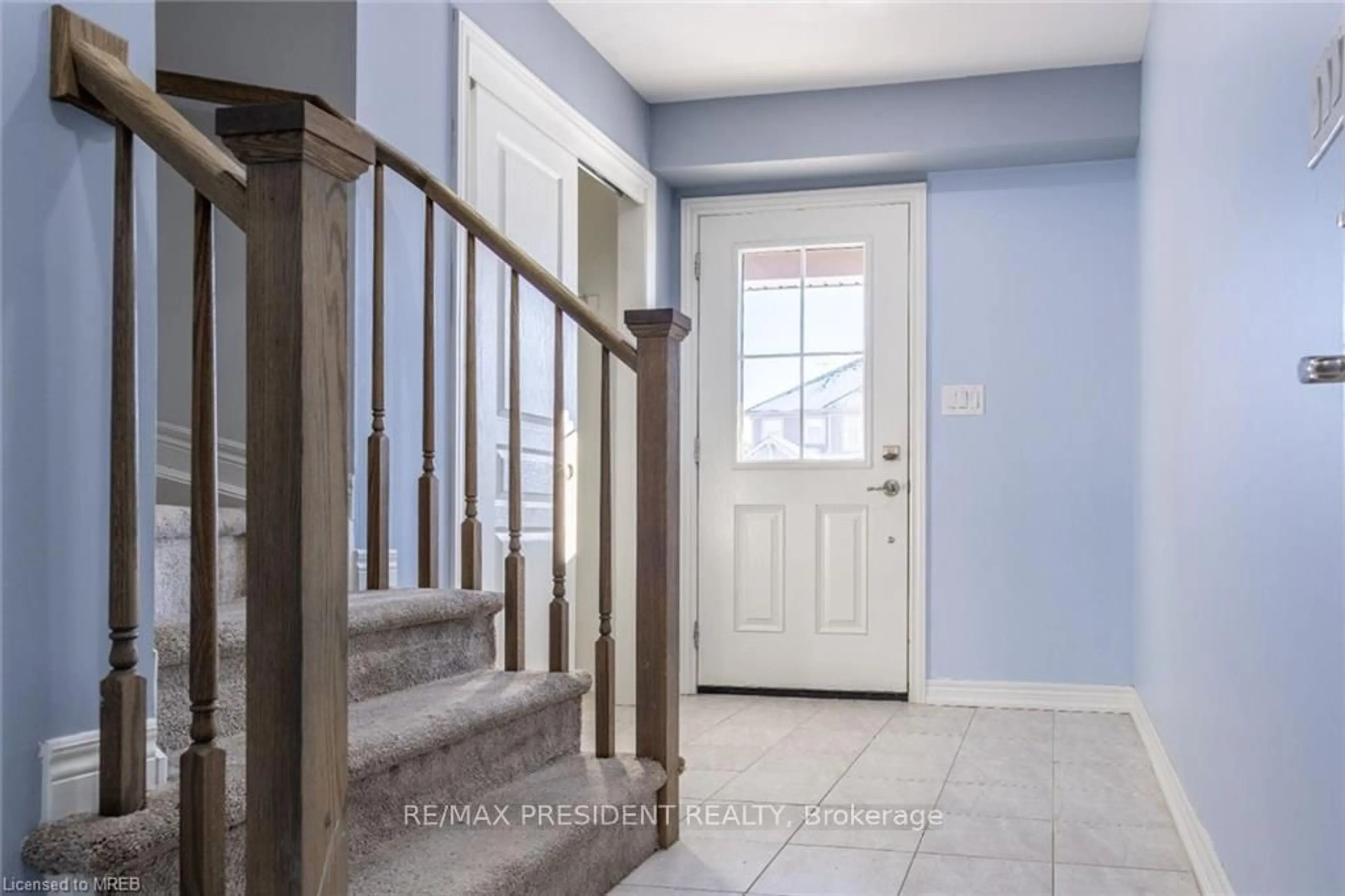 Indoor entryway for 80 Monarch St, Welland Ontario L3C 0E6