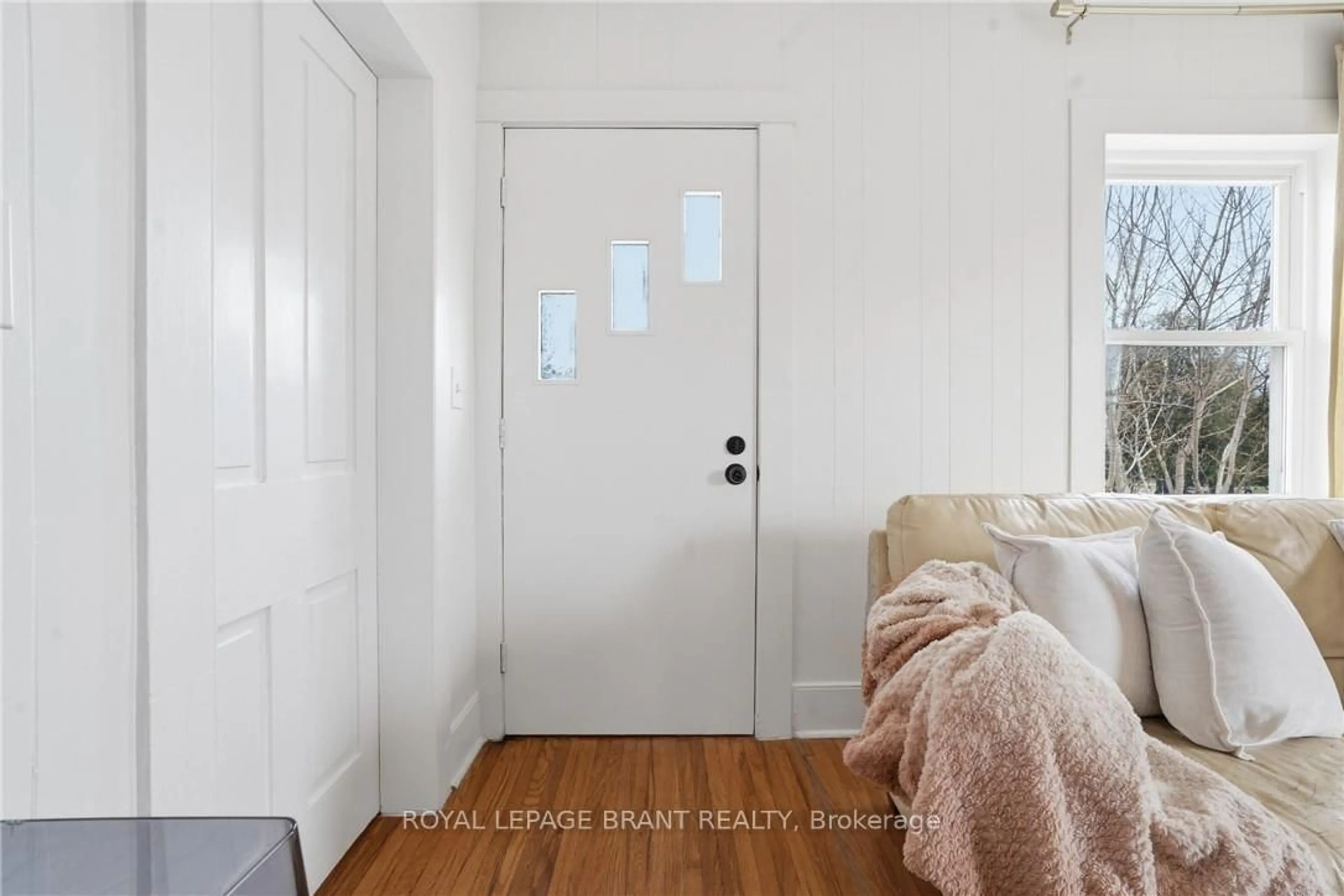 Indoor entryway for 26 Franklin St, Brant Ontario N3L 3B7