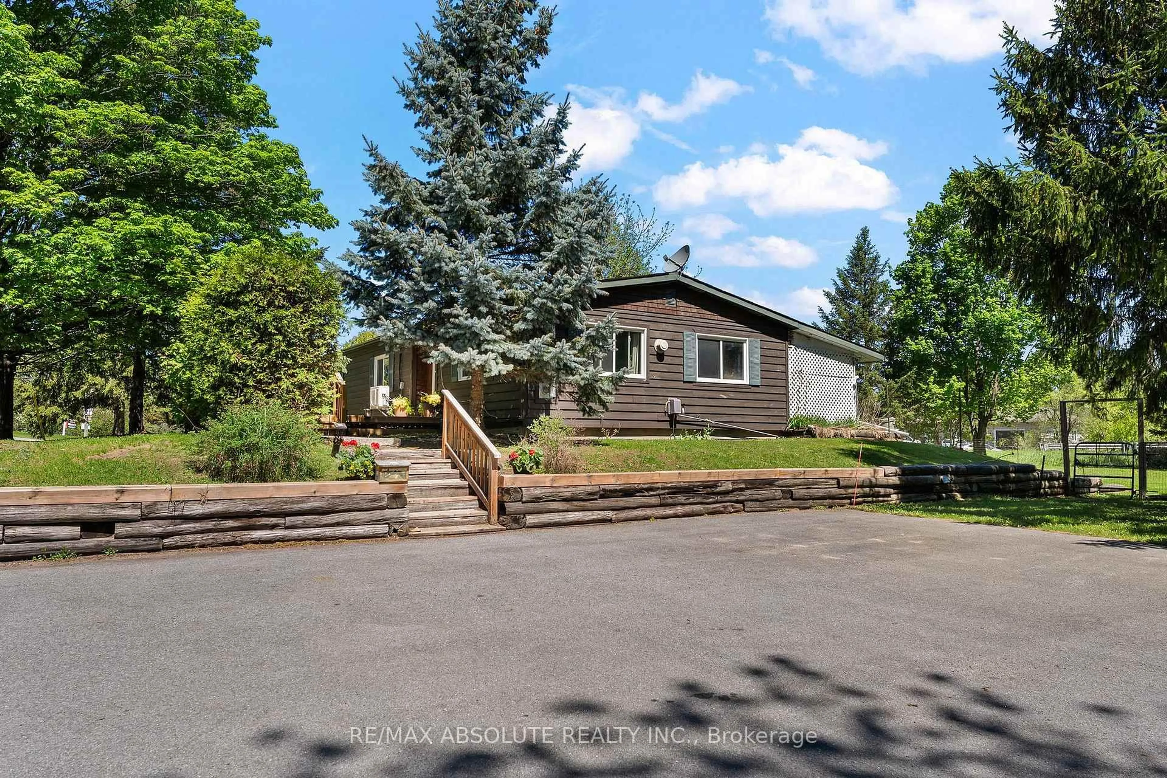 A pic from outside/outdoor area/front of a property/back of a property/a pic from drone, unknown for 235 Poole St, Arnprior Ontario K7S 1J1