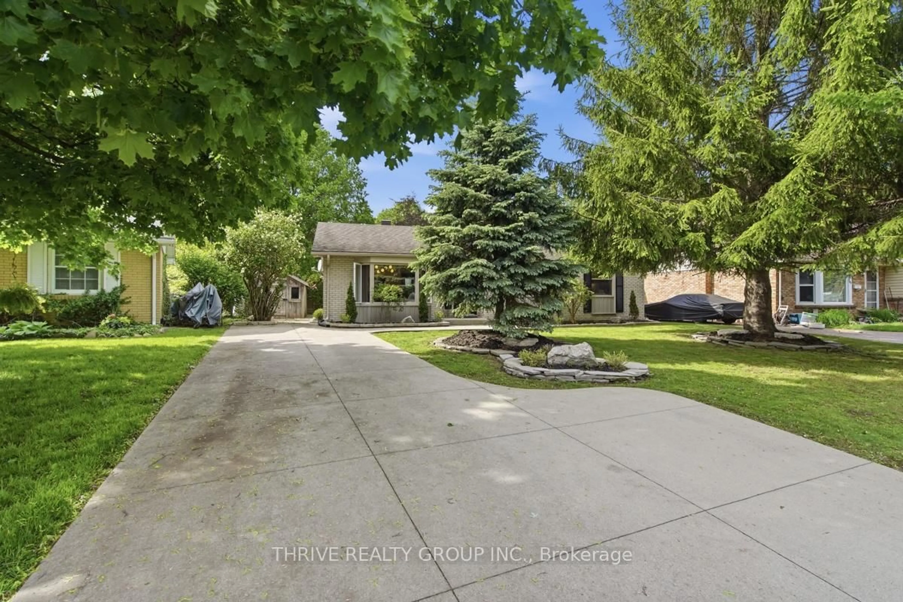 A pic from outside/outdoor area/front of a property/back of a property/a pic from drone, street for 21 Mcgill Pl, London North Ontario N5X 1W1