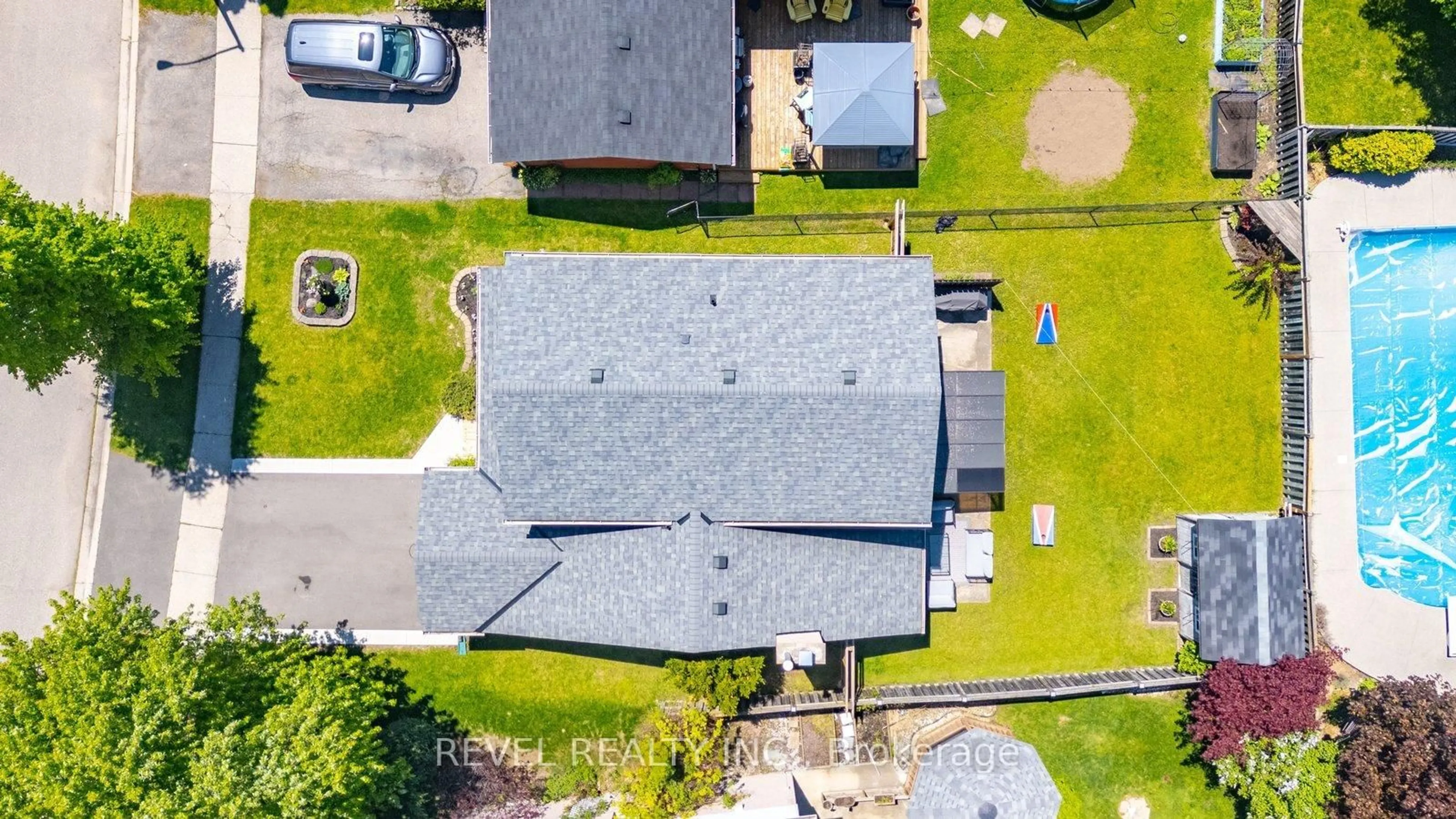 A pic from outside/outdoor area/front of a property/back of a property/a pic from drone, street for 54 Gillin Rd, Brantford Ontario N3P 1X2