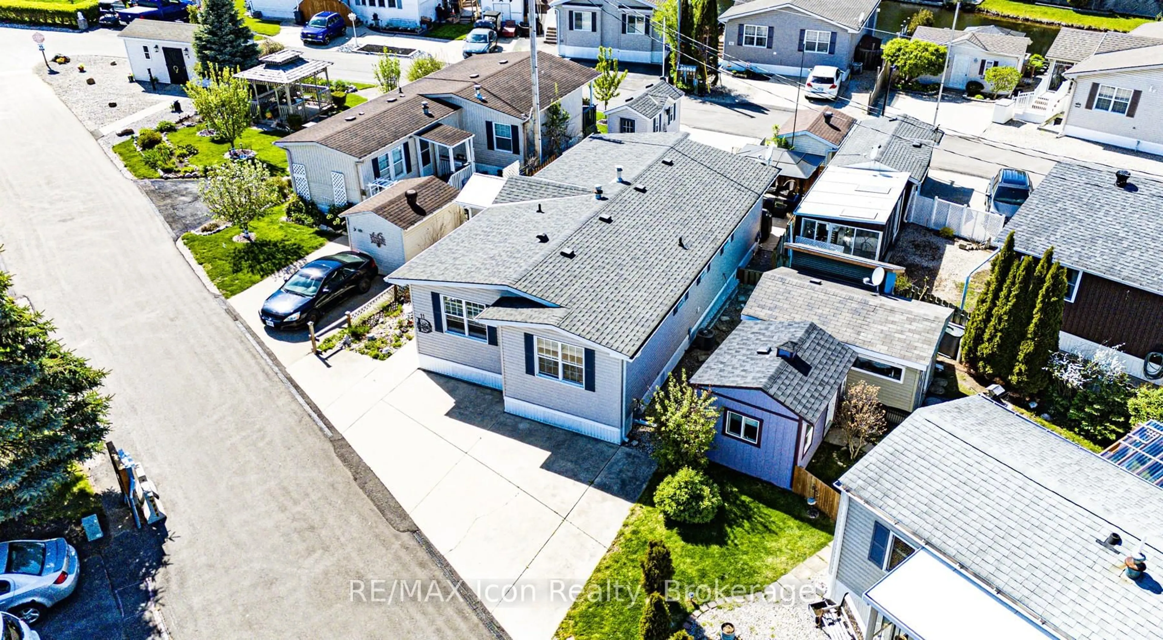A pic from outside/outdoor area/front of a property/back of a property/a pic from drone, street for 11 Hemlock Cres, Puslinch Ontario N0B 2J0