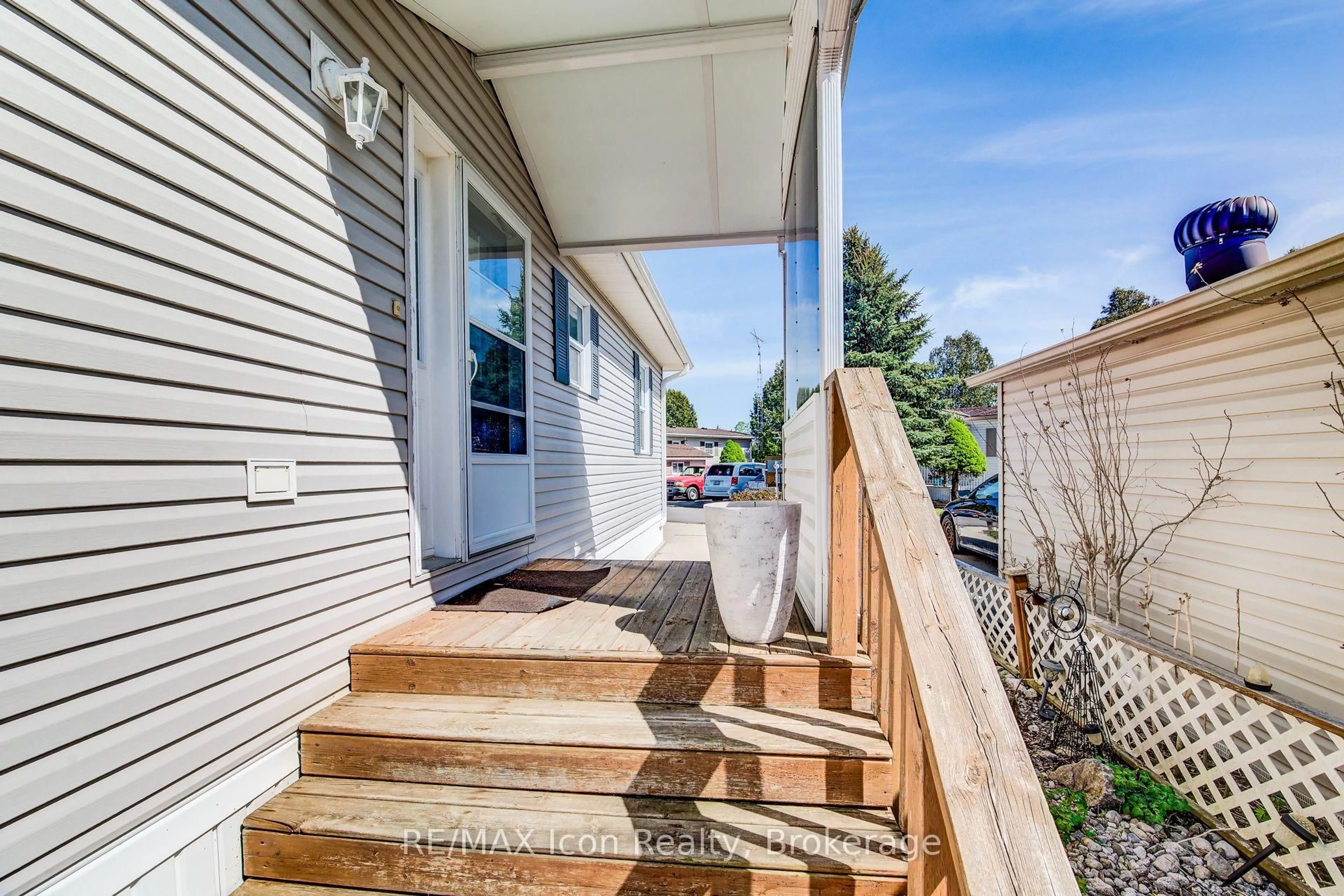 Home with vinyl exterior material, street for 11 Hemlock Cres, Puslinch Ontario N0B 2J0