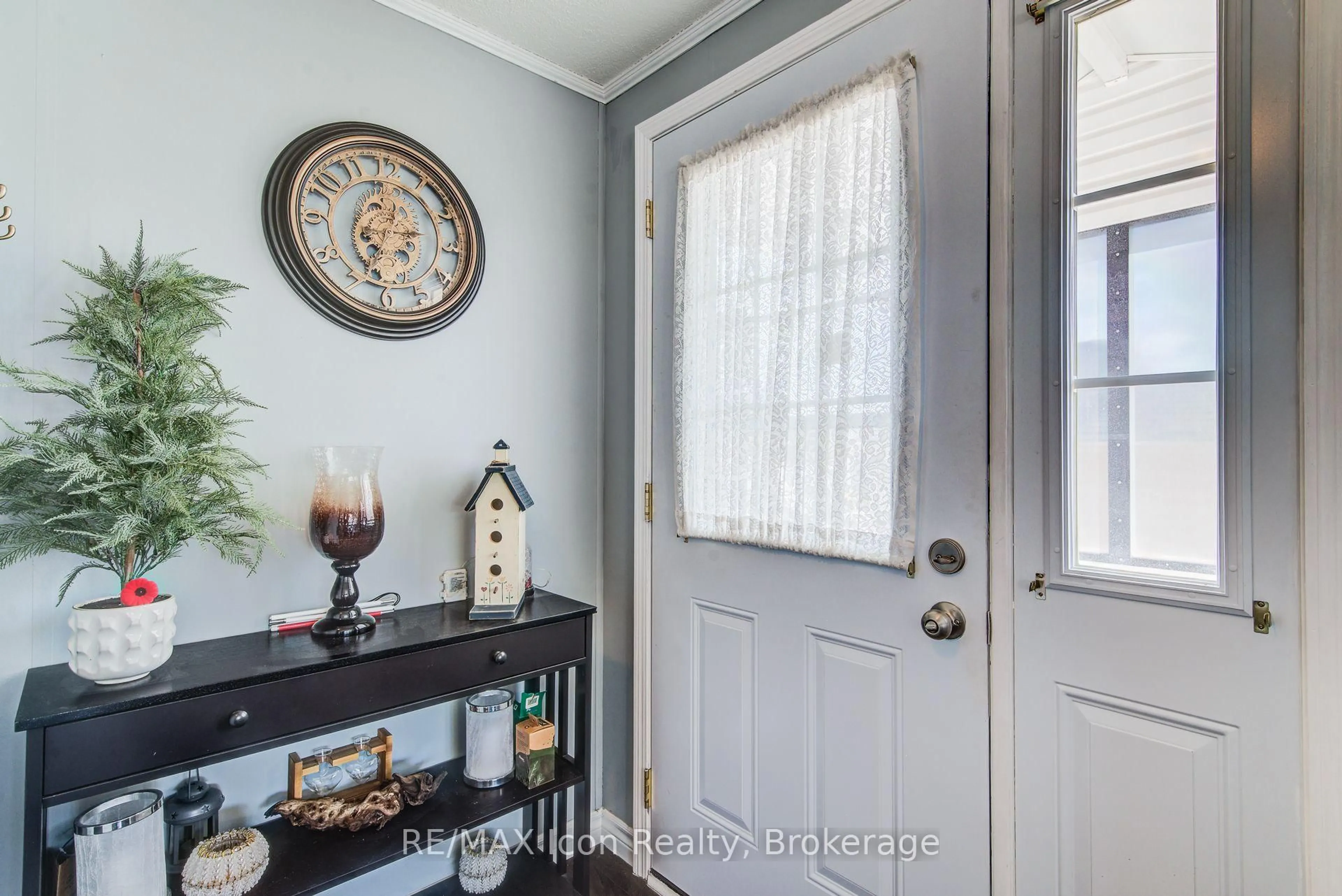 Indoor entryway for 11 Hemlock Cres, Puslinch Ontario N0B 2J0