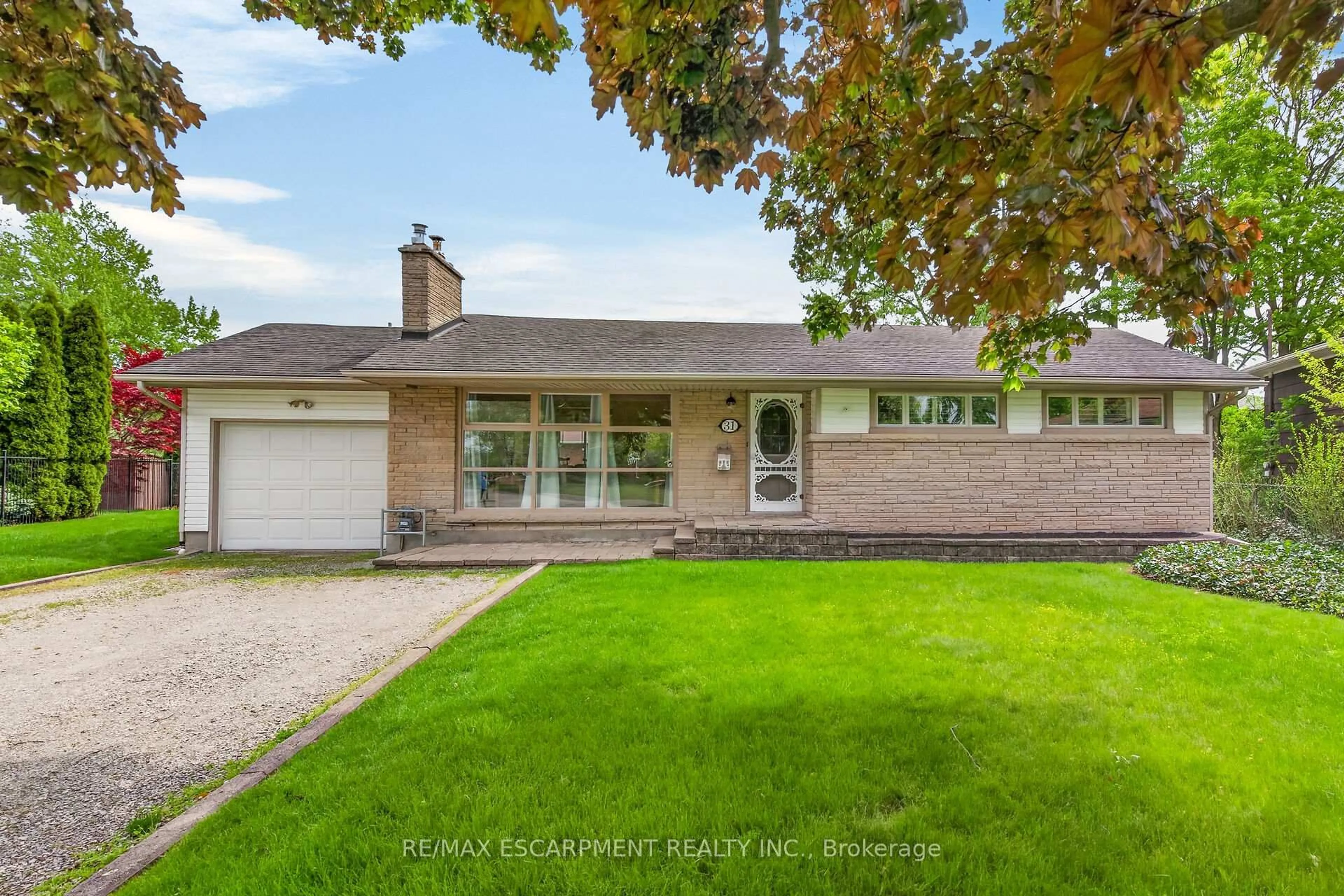 Home with brick exterior material, street for 31 Larchwood Dr, St. Catharines Ontario L2T 2H4