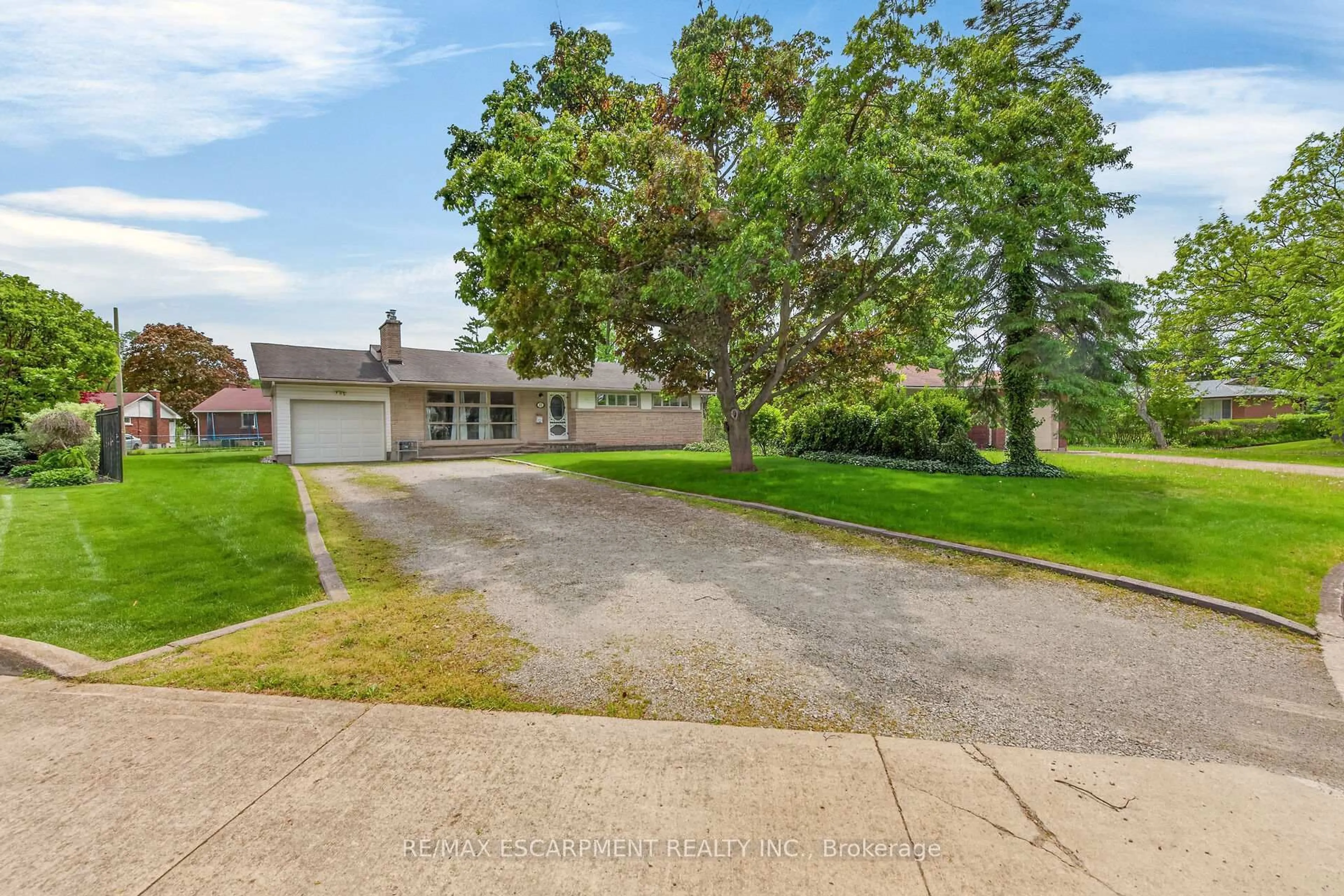 A pic from outside/outdoor area/front of a property/back of a property/a pic from drone, street for 31 Larchwood Dr, St. Catharines Ontario L2T 2H4