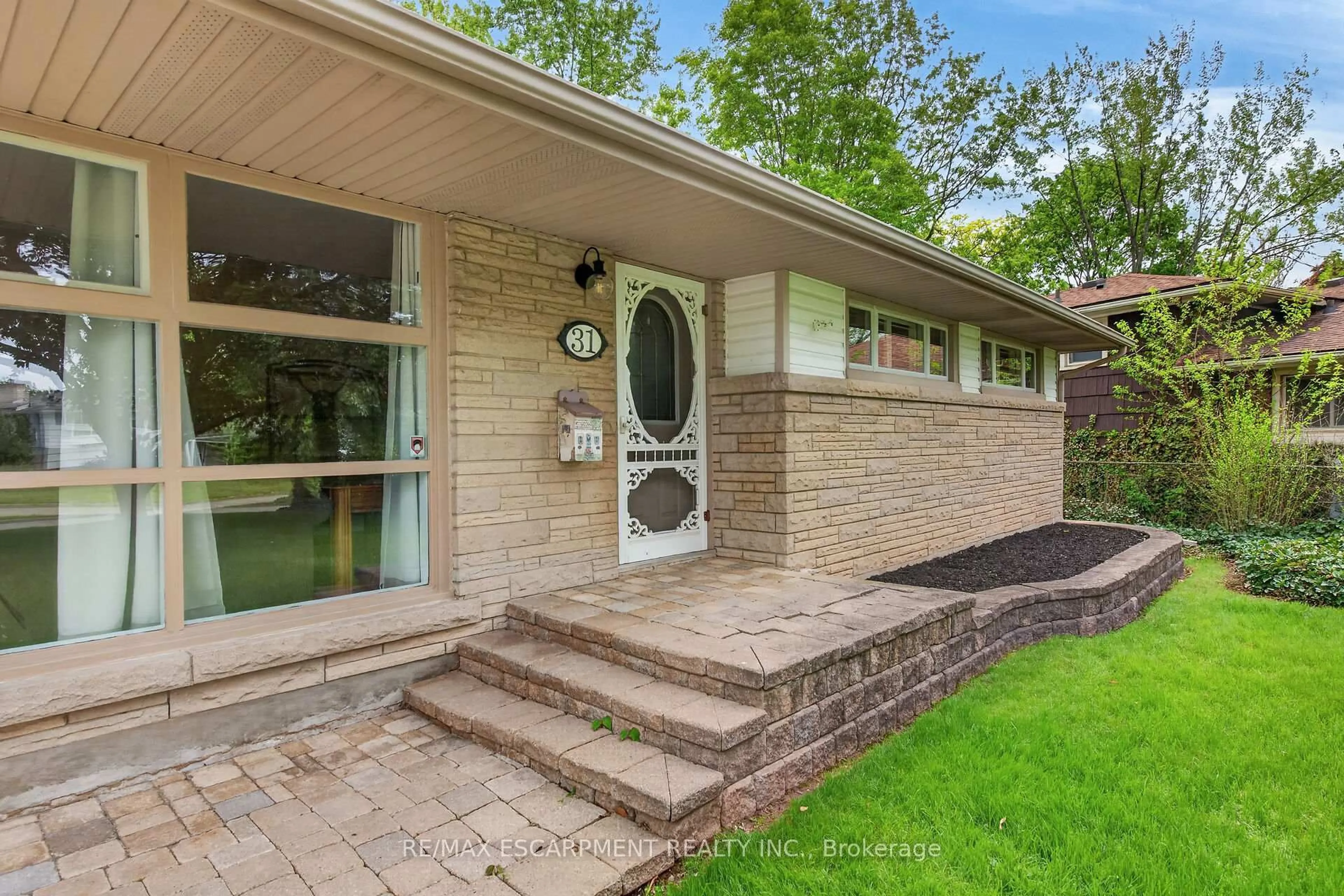 Home with brick exterior material, street for 31 Larchwood Dr, St. Catharines Ontario L2T 2H4
