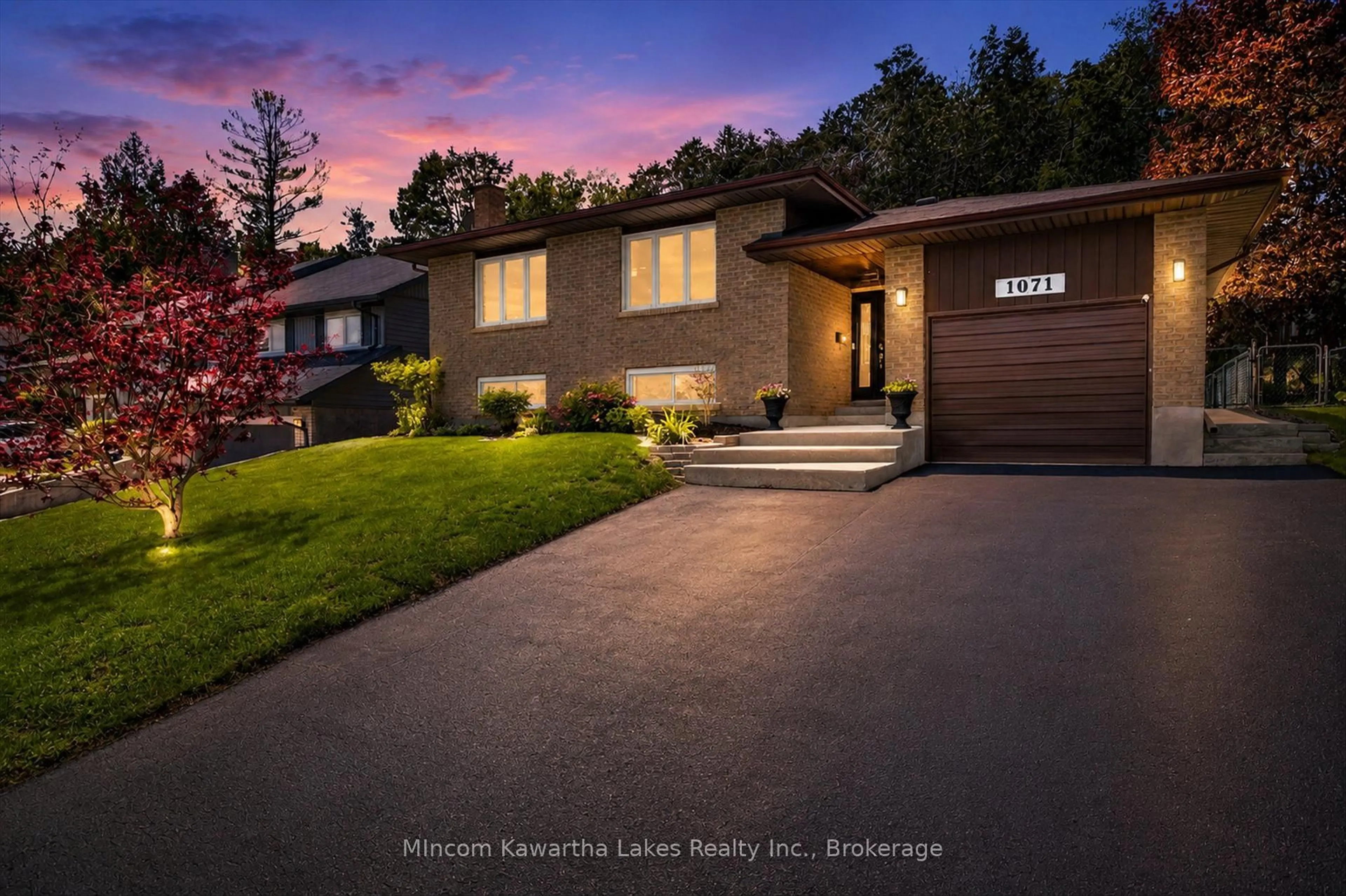 Home with vinyl exterior material, mountain view for 1071 Danita Blvd, Peterborough Ontario K9J 7K7
