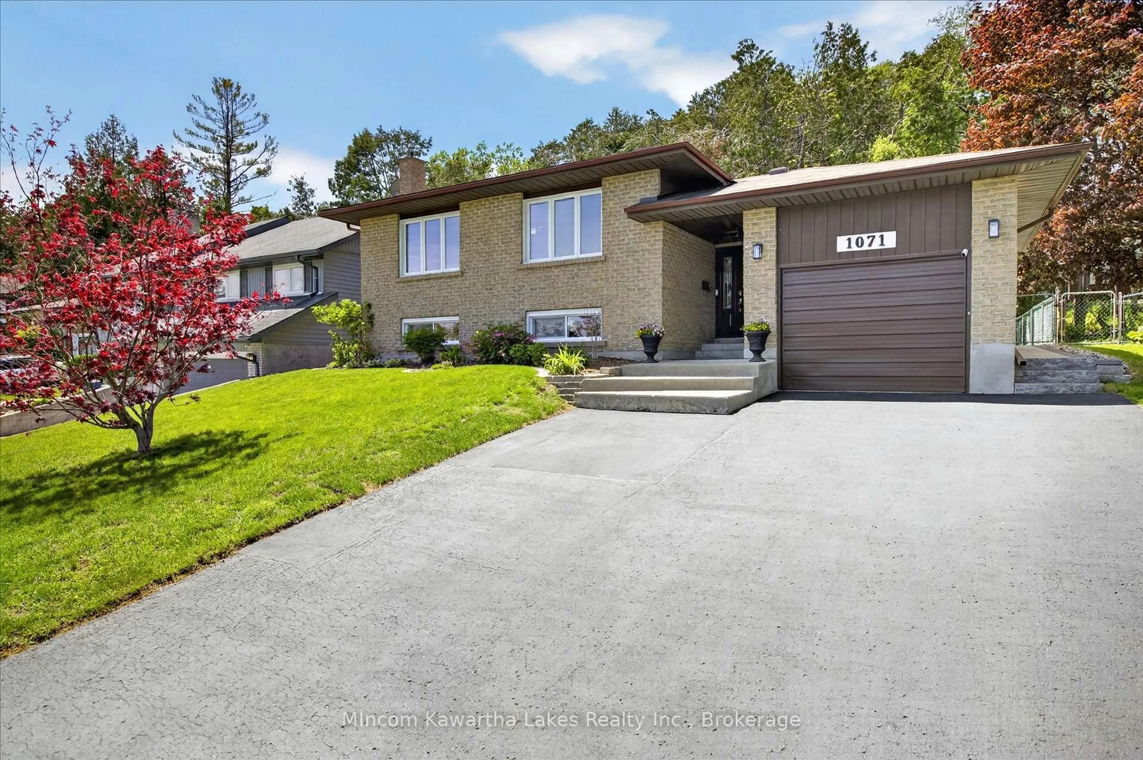 Home with vinyl exterior material, street for 1071 Danita Blvd, Peterborough Ontario K9J 7K7