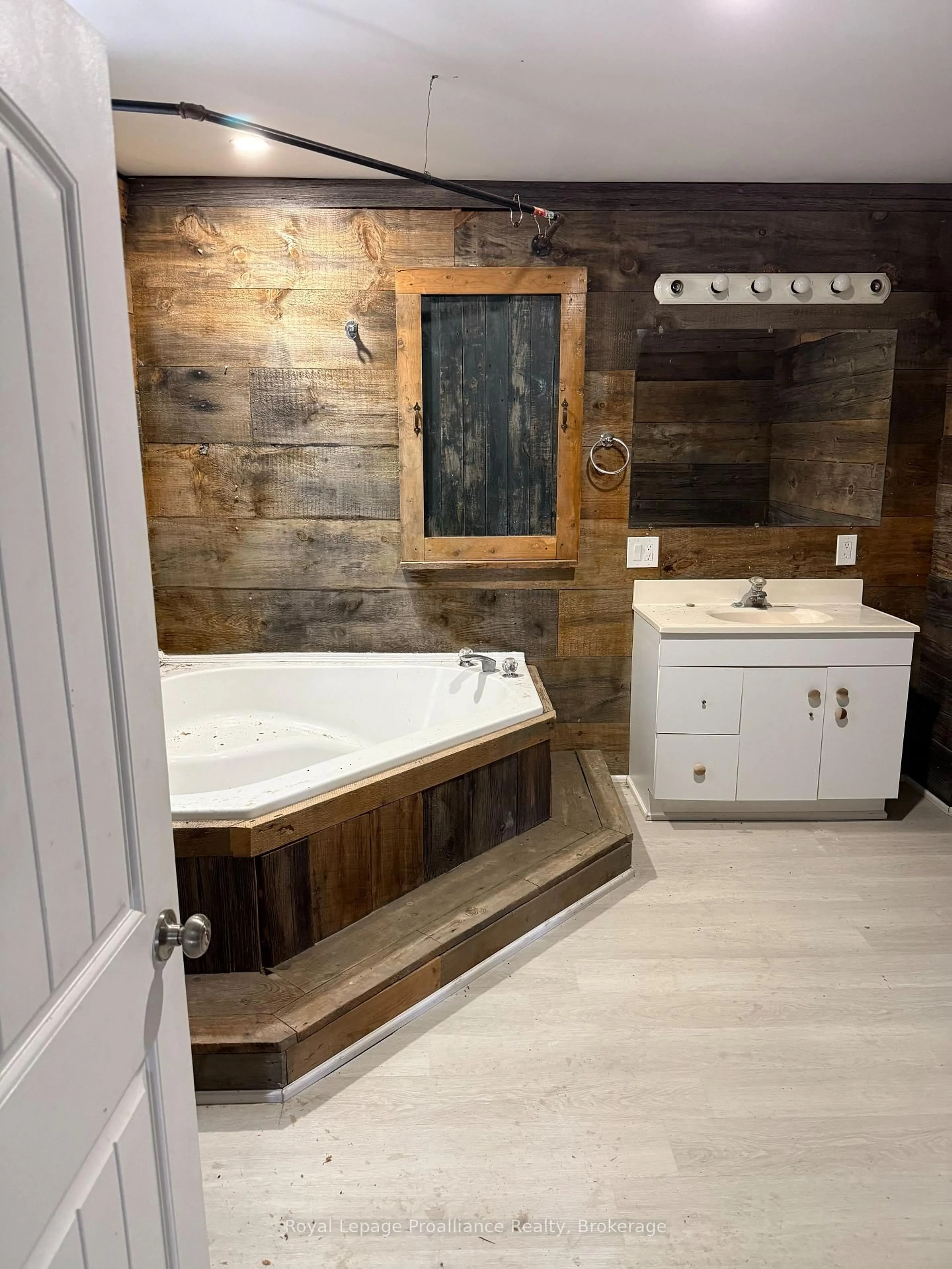Contemporary bathroom, unknown for 303 Brimley Rd, Alnwick/Haldimand Ontario K0K 2G0