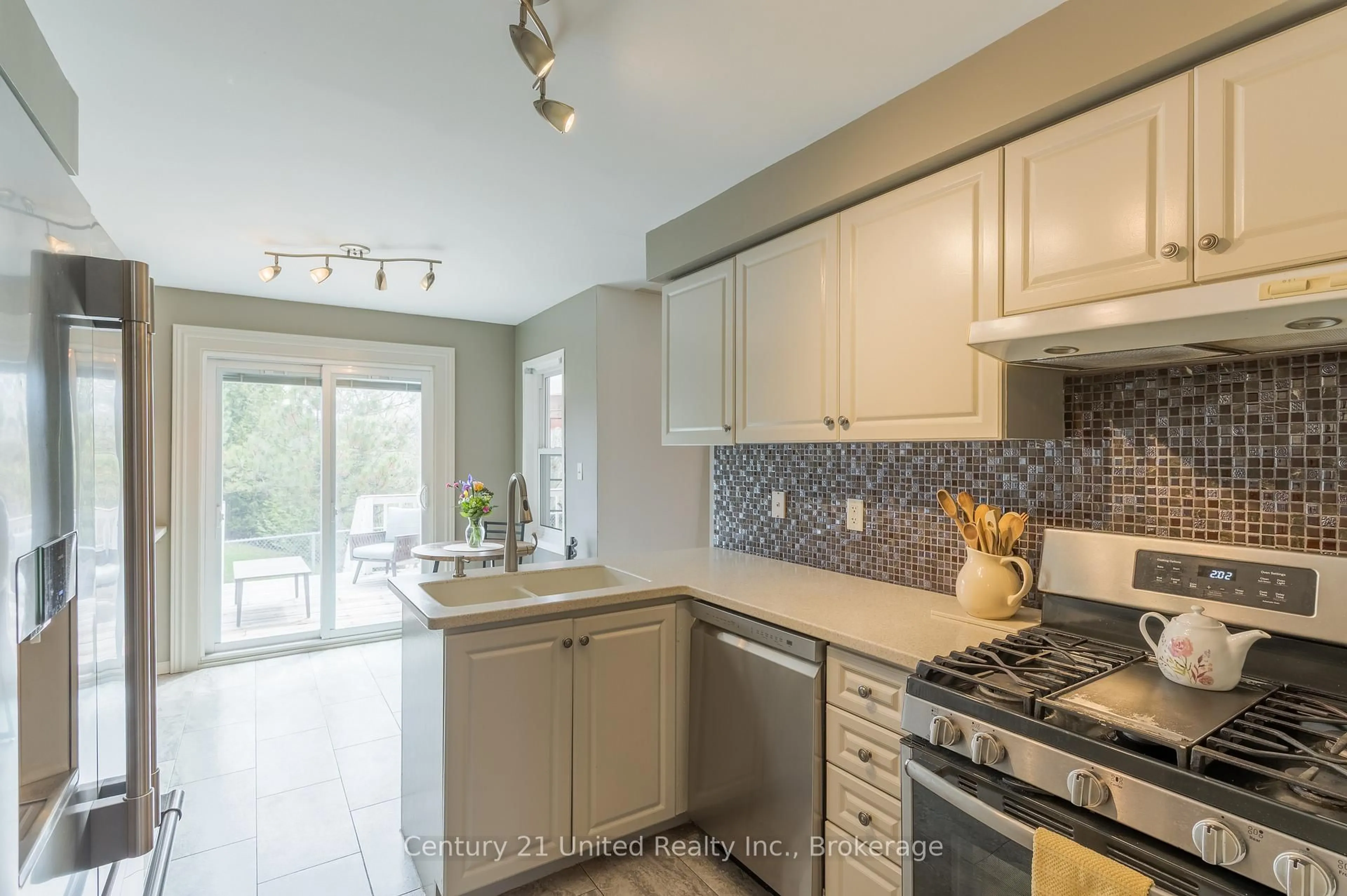 Open concept kitchen, ceramic/tile floor for 9 Brookside St, Cavan Monaghan Ontario L0A 1G0