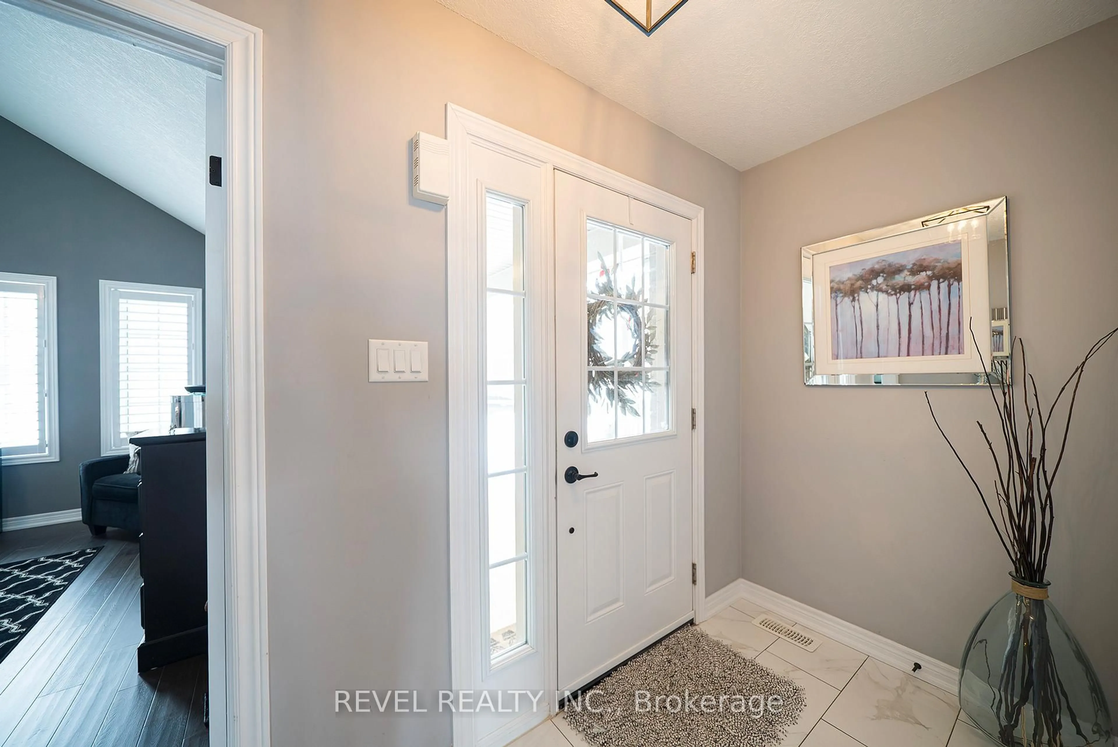 Indoor entryway for 261 Schooner Dr, Norfolk Ontario N0A 1N0
