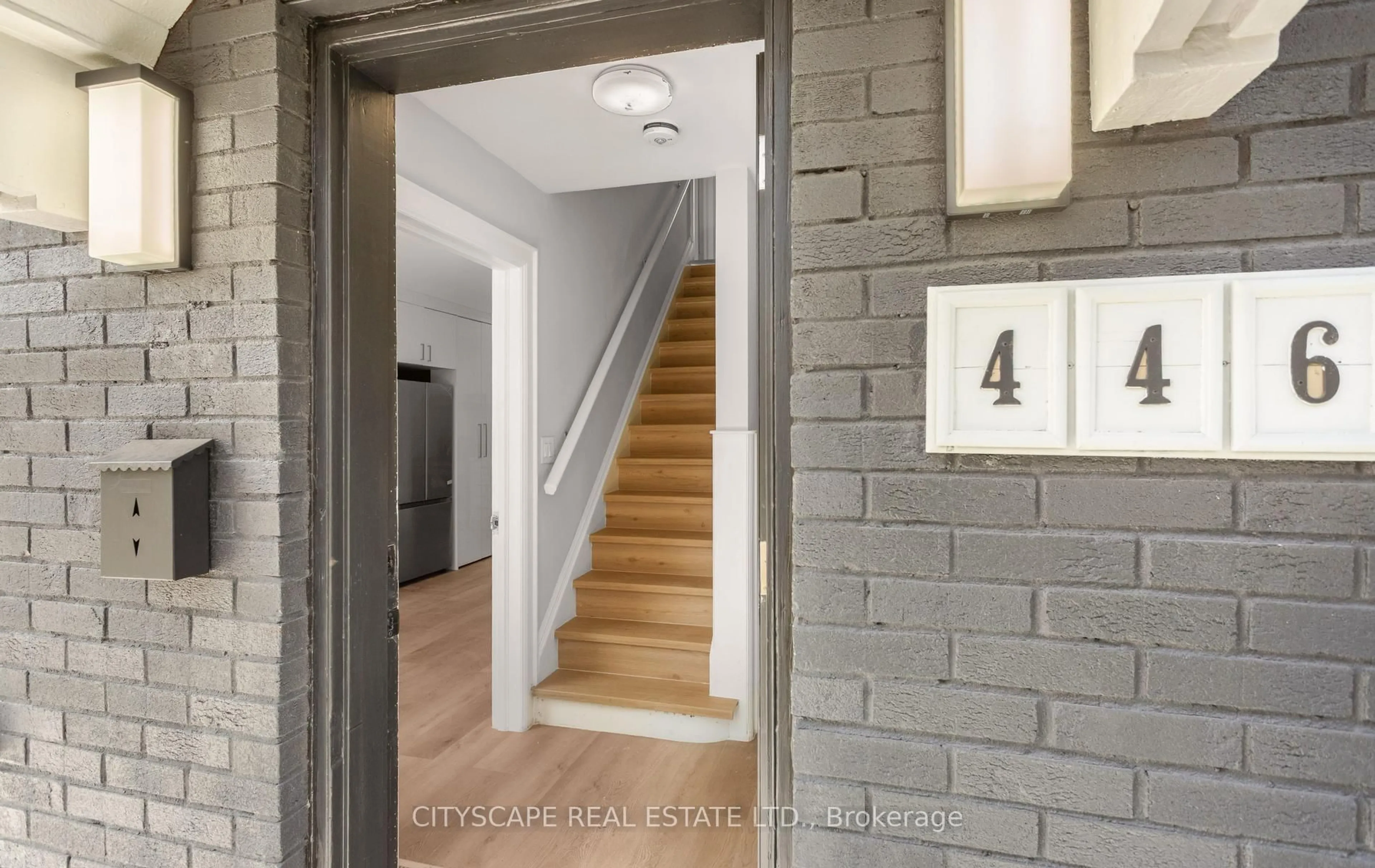 Indoor entryway for 446 Argyle St, Cambridge Ontario N3H 1R4