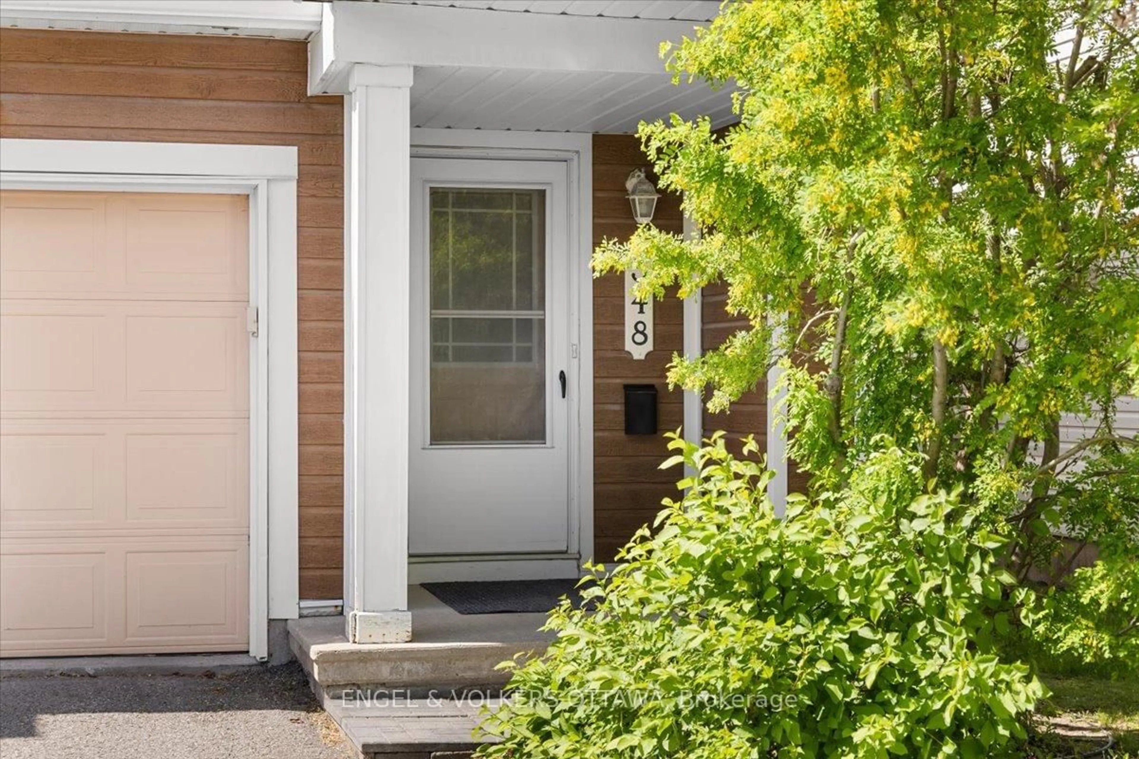 Indoor entryway for 348 Hillsboro Private, Ottawa Ontario K2M 3B1