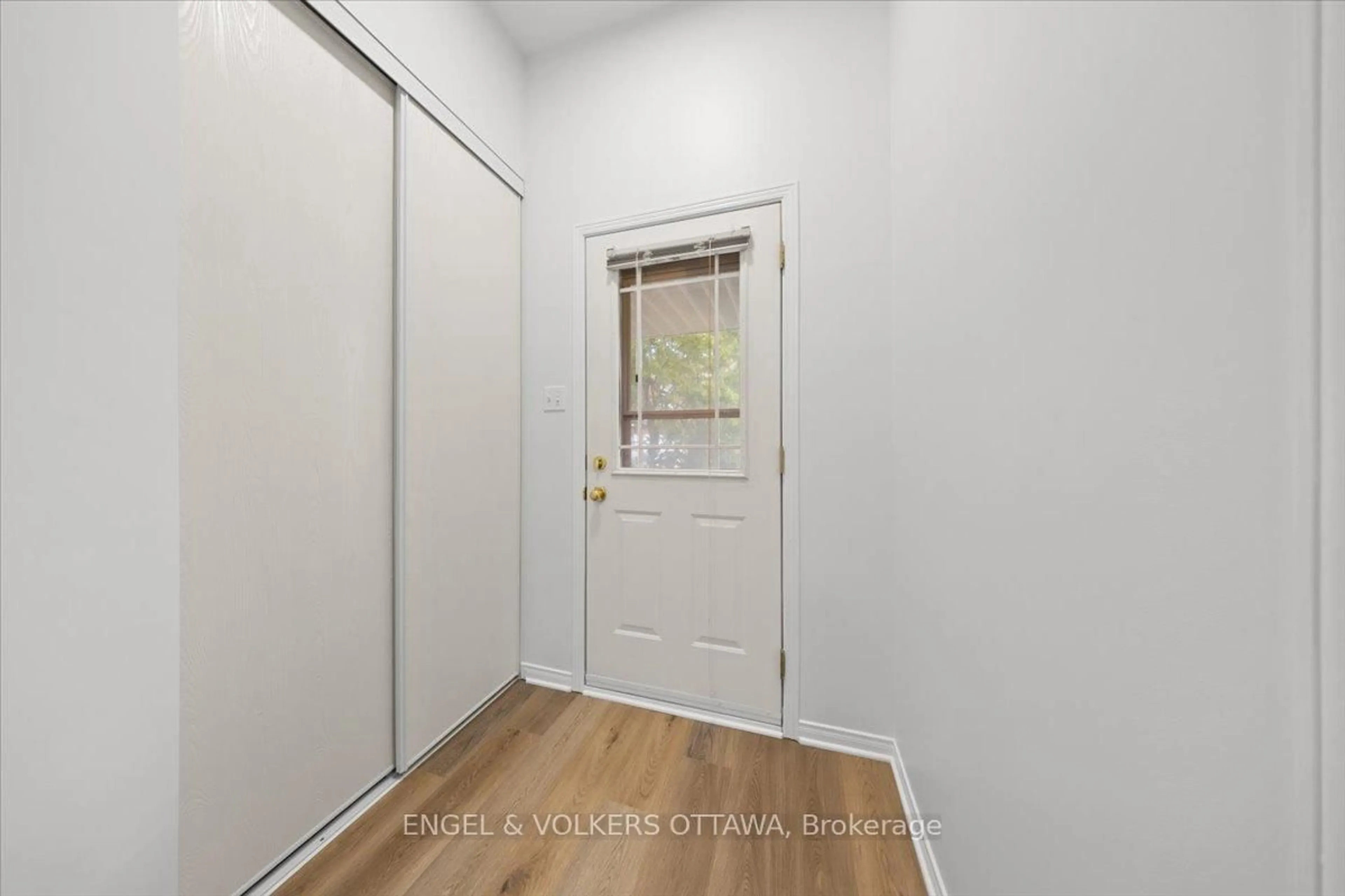 Indoor entryway for 348 Hillsboro Private, Ottawa Ontario K2M 3B1