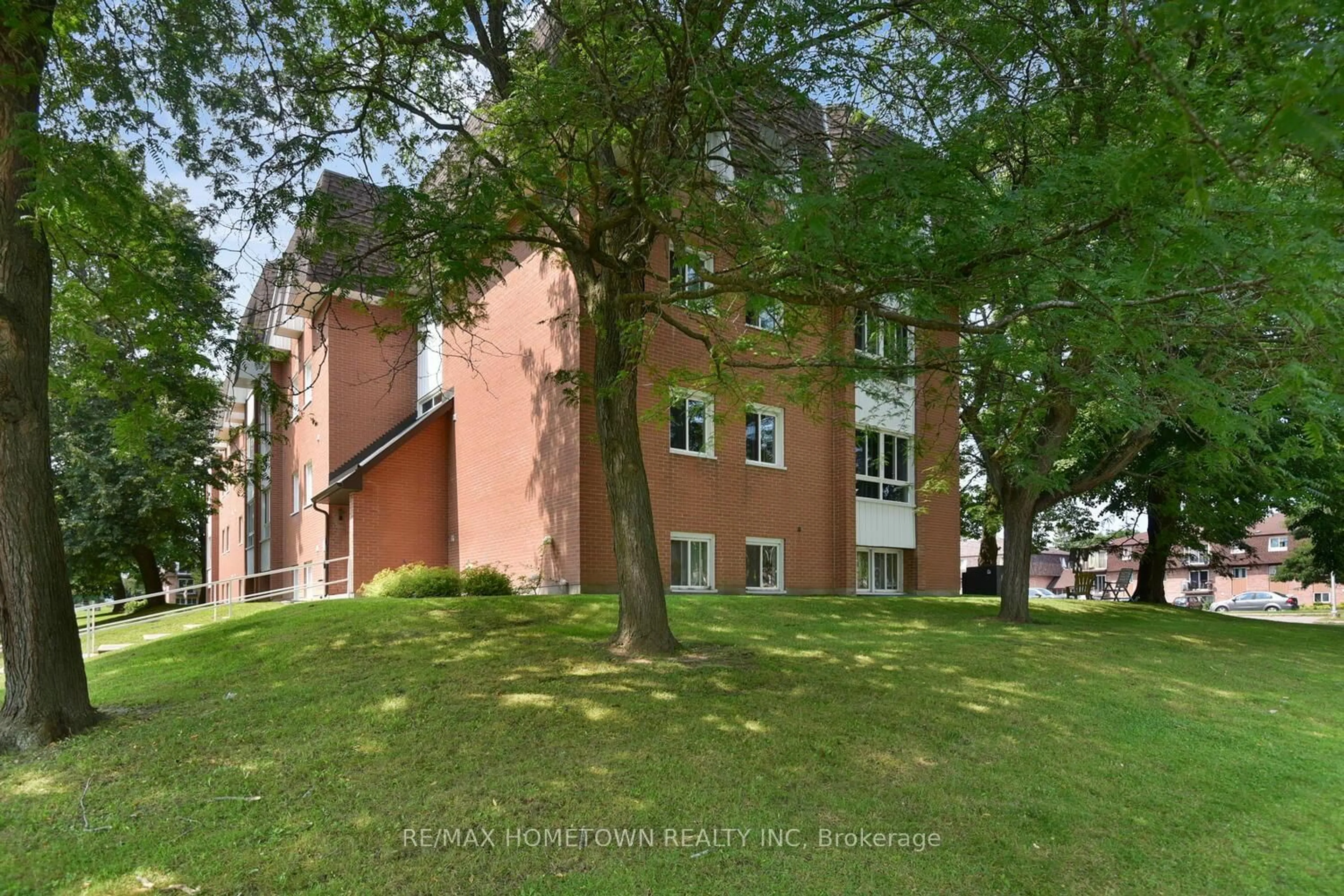 A pic from outside/outdoor area/front of a property/back of a property/a pic from drone, building for 810 Kyle Crt #202, Brockville Ontario K6V 6H6