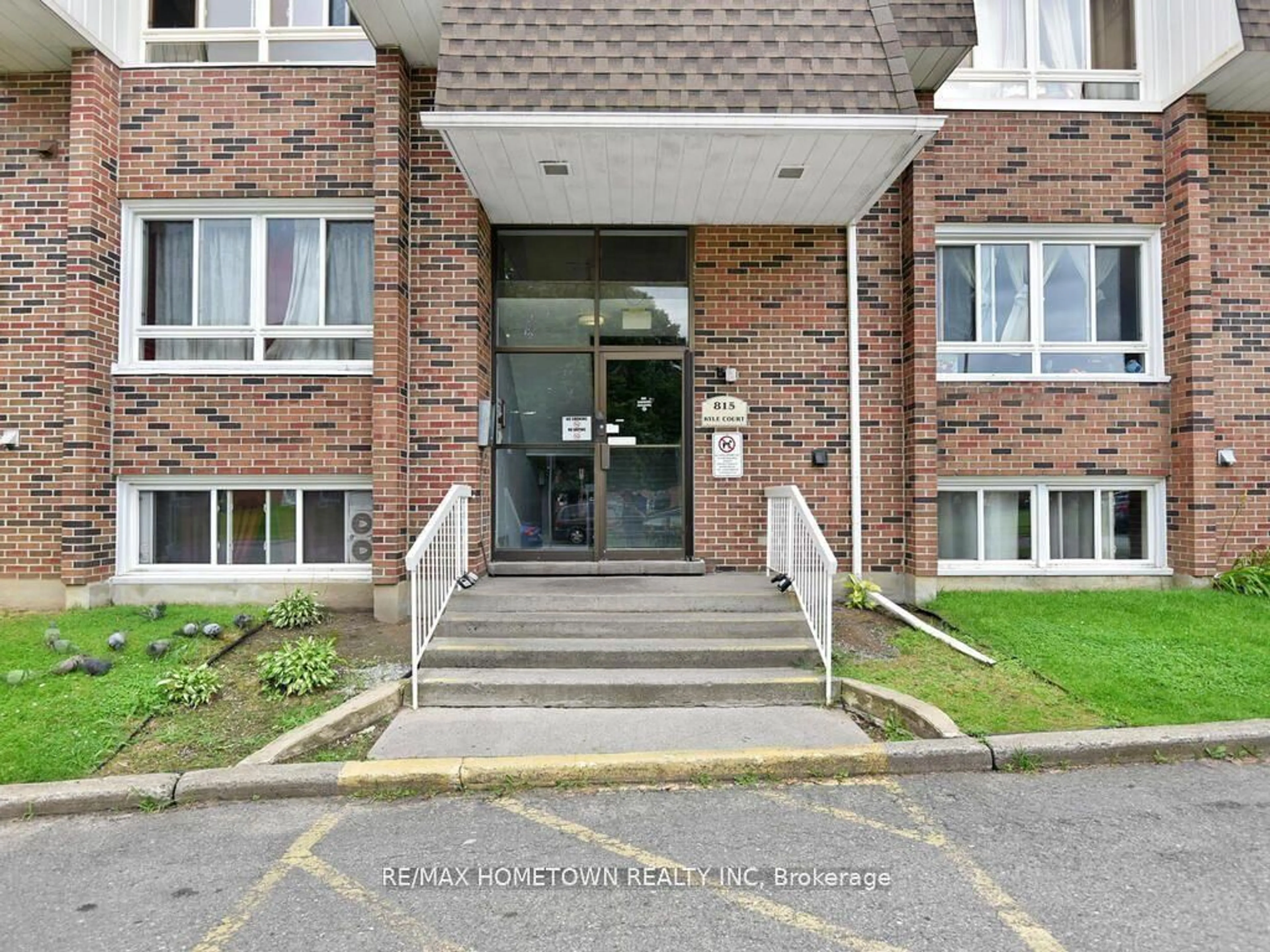 Indoor foyer for 815 Kyle Crt #G11, Brockville Ontario K6V 6J7