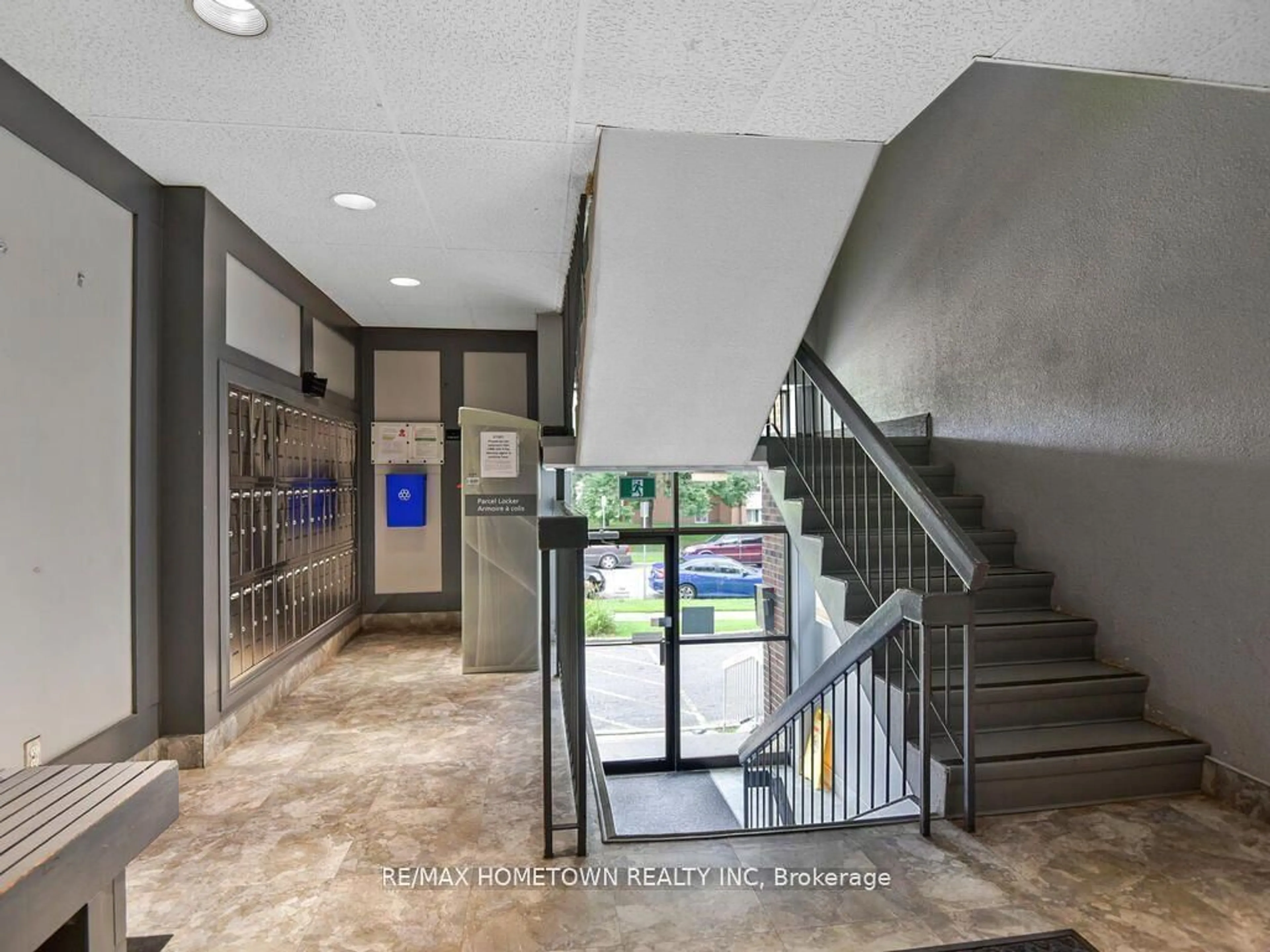 Indoor foyer for 815 Kyle Crt #G11, Brockville Ontario K6V 6J7