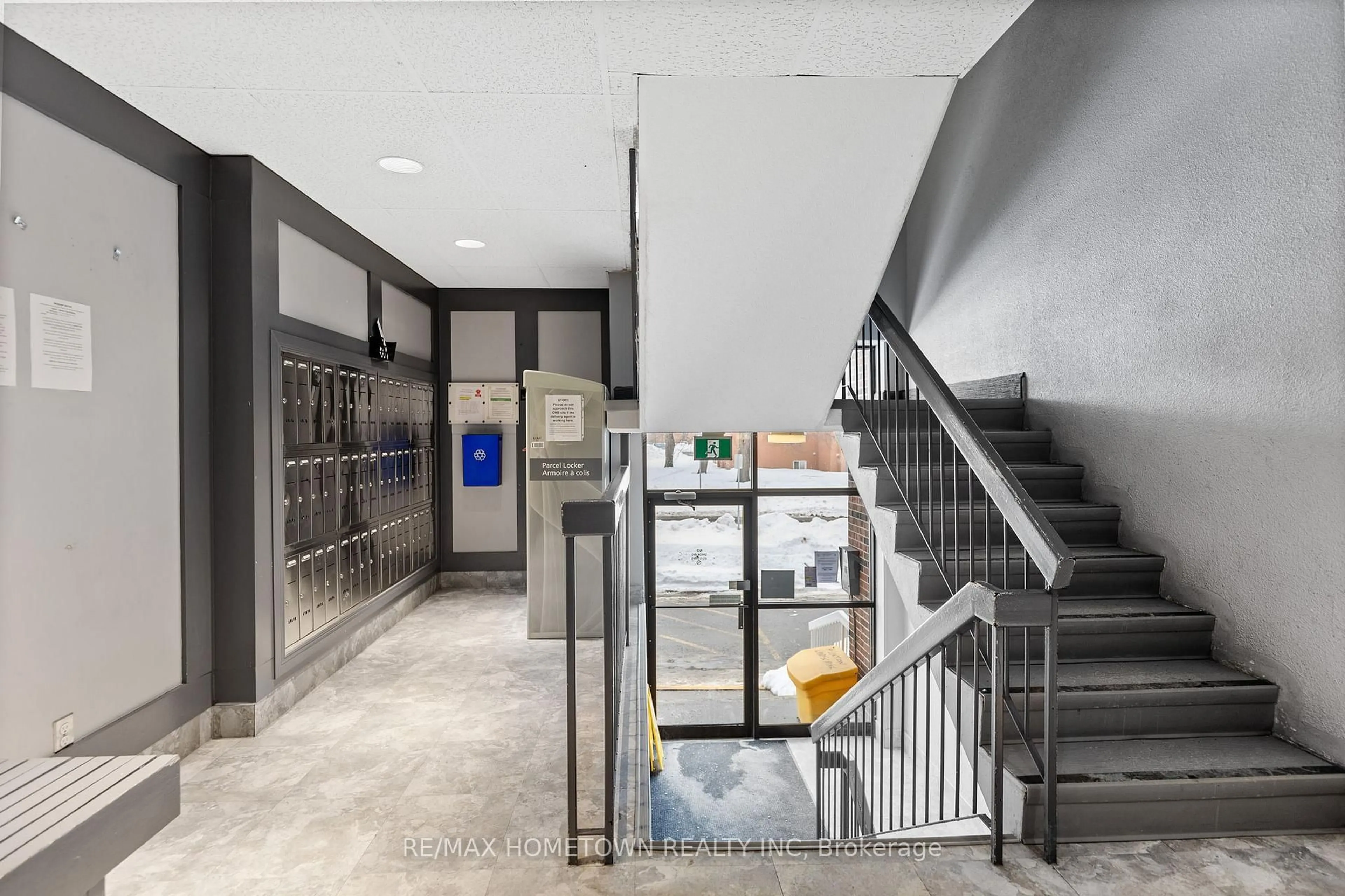 Indoor foyer for 815 Kyle Crt #G11, Brockville Ontario K6V 6J7
