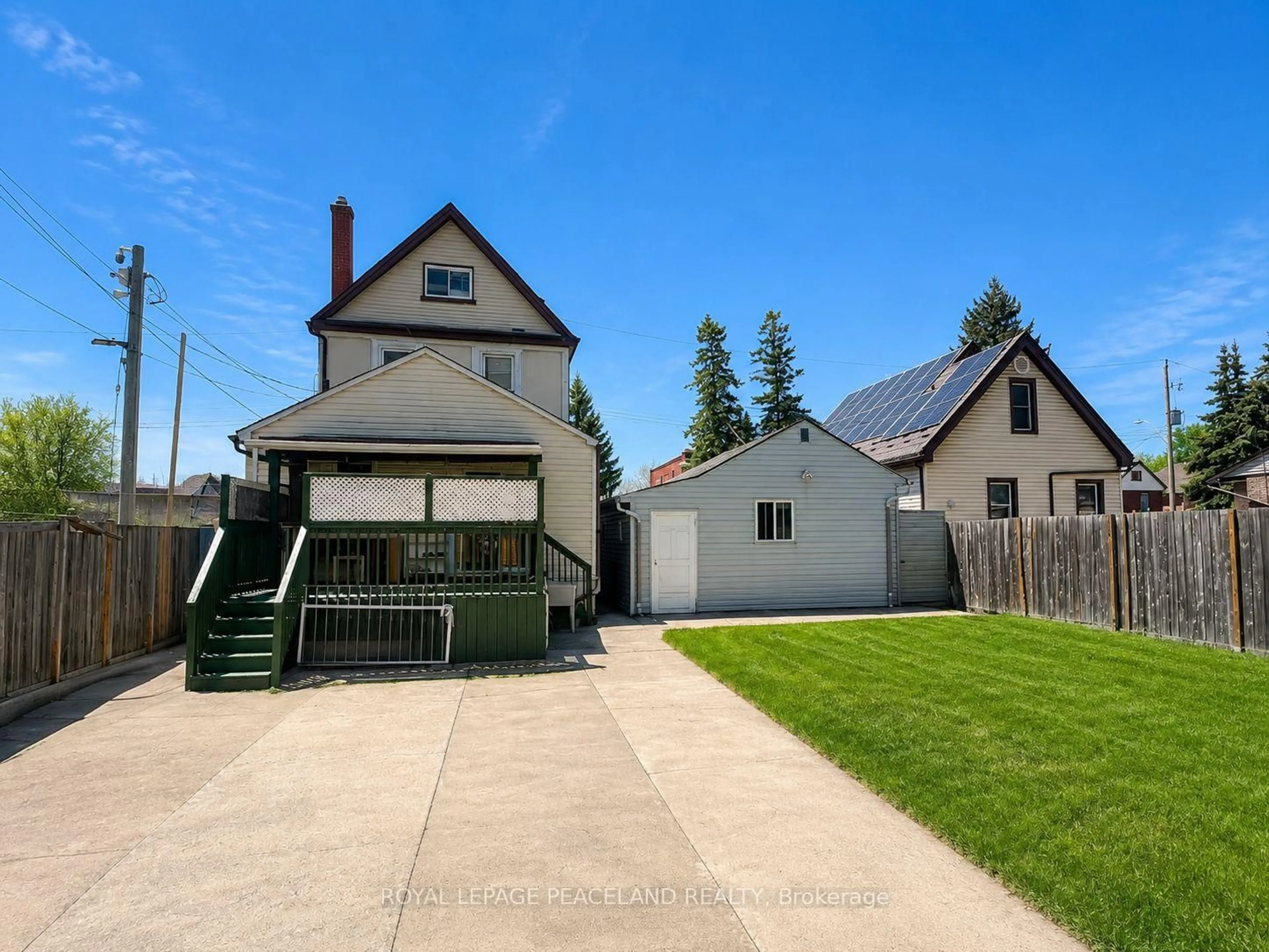 A pic from outside/outdoor area/front of a property/back of a property/a pic from drone, street for 406 Jackson St, Hamilton Ontario L8P 1N4
