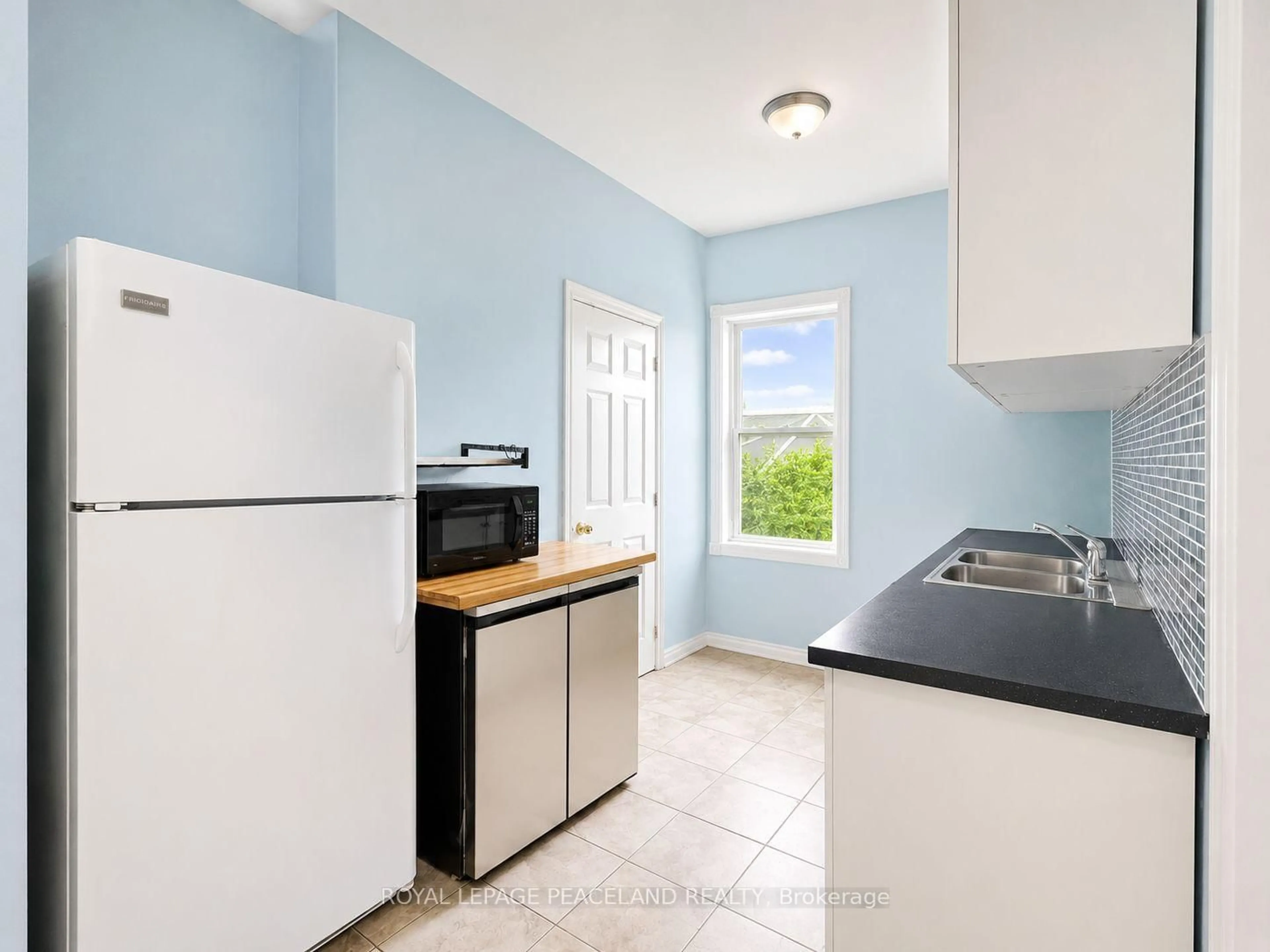 Standard kitchen, unknown for 406 Jackson St, Hamilton Ontario L8P 1N4
