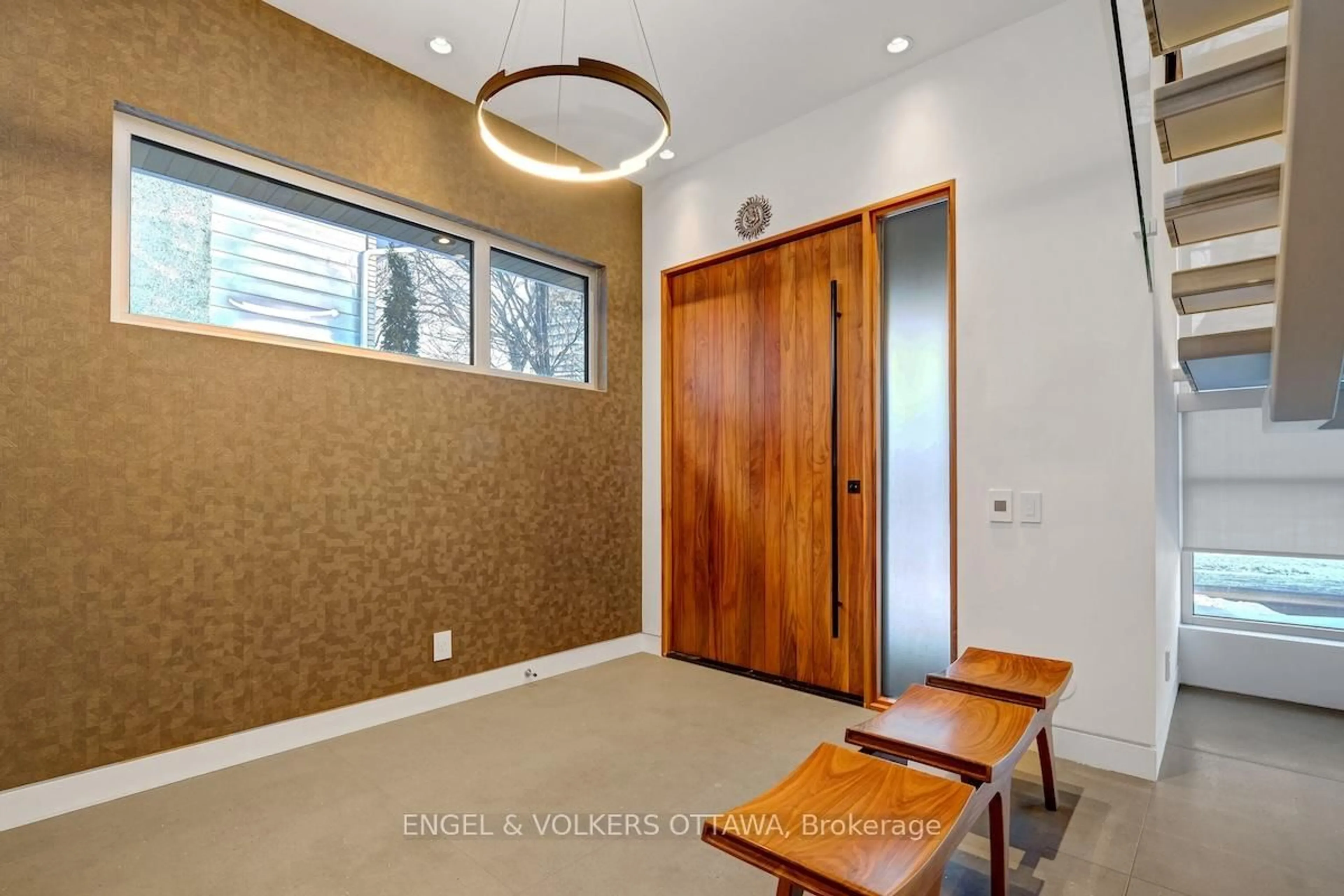 Indoor entryway for 608 Byron Ave, Ottawa Ontario K2A 0E5