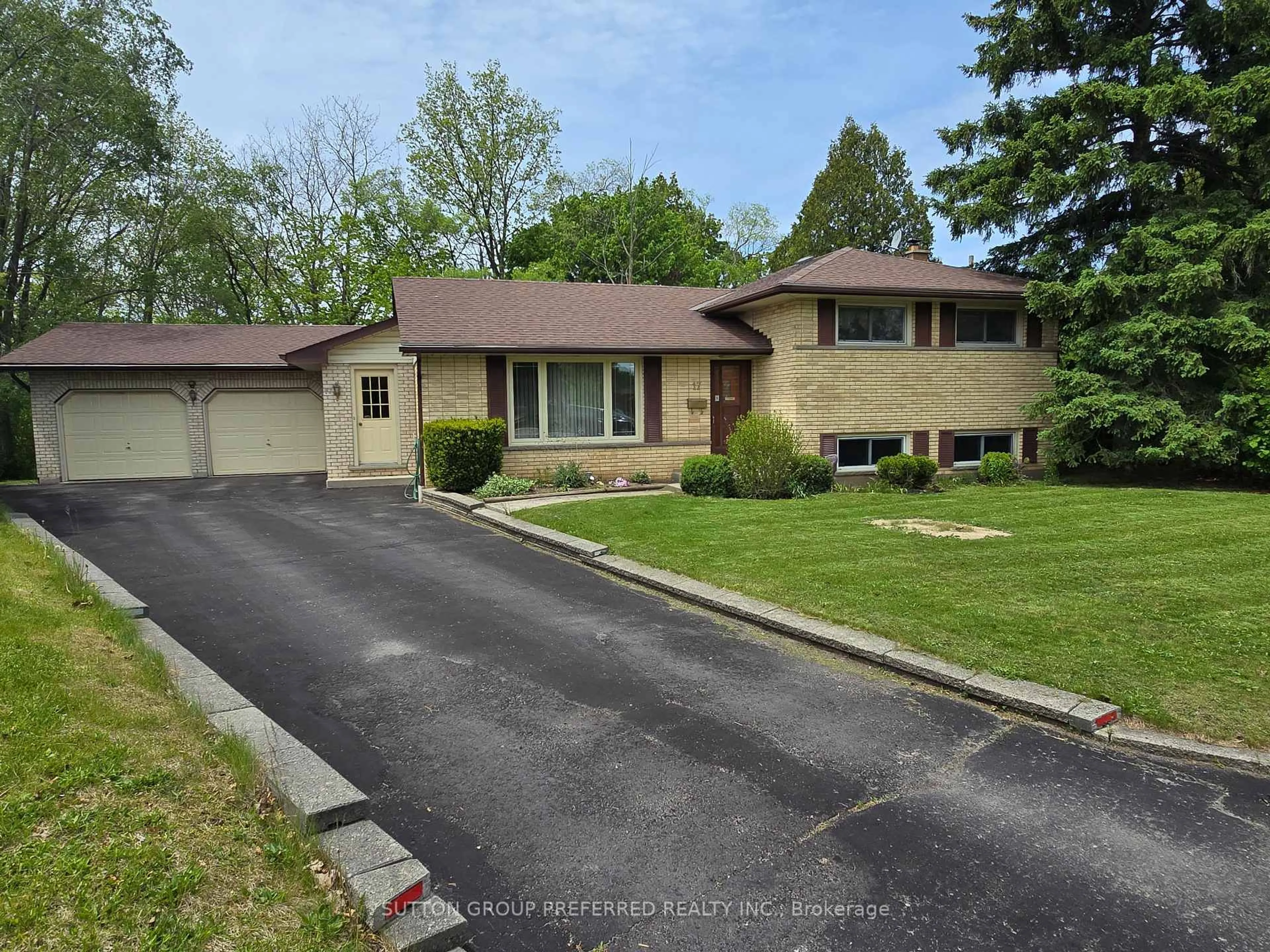Home with vinyl exterior material, street for 17 Agincourt Pl, London South Ontario N5Z 4E8