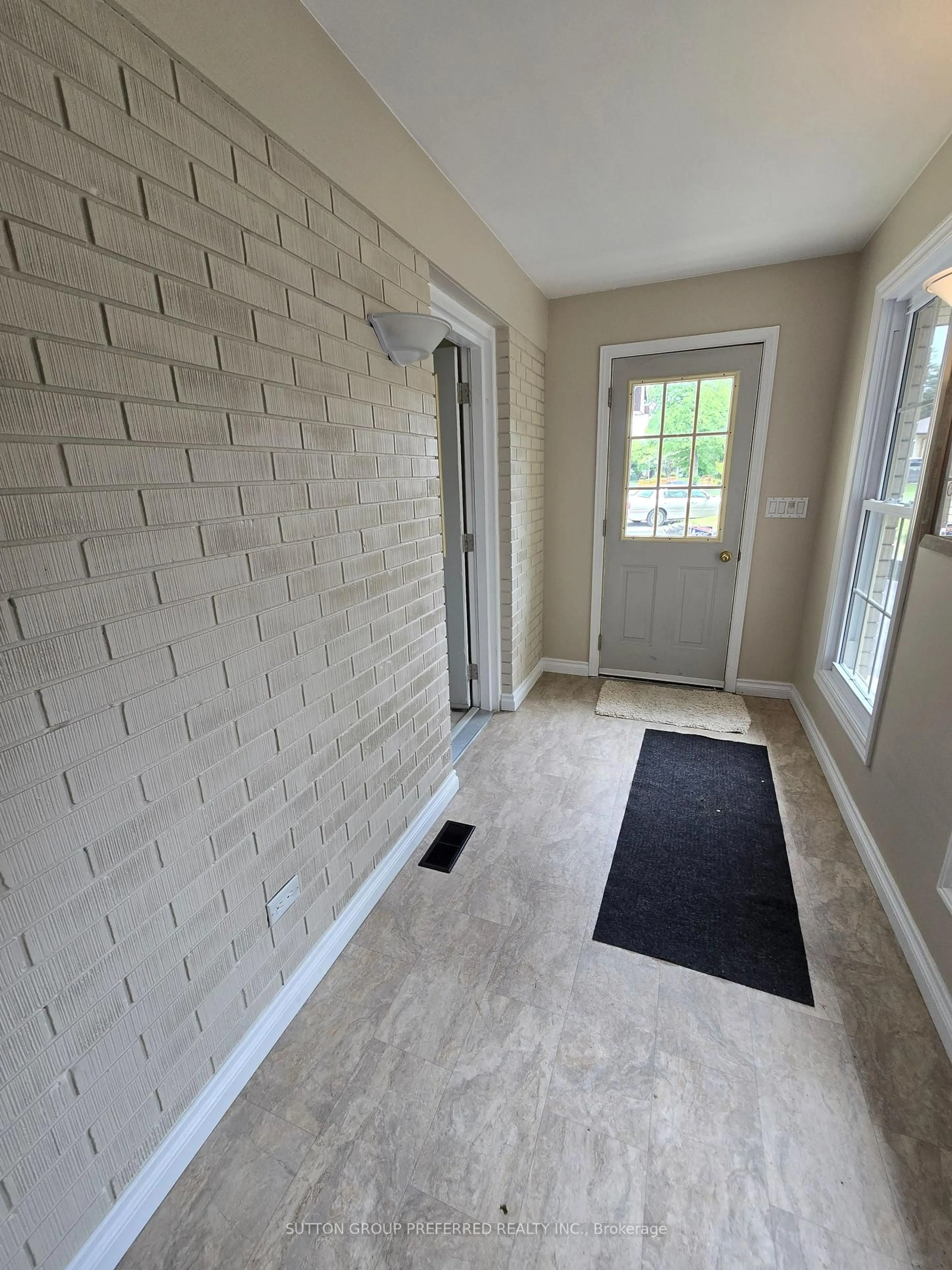 Indoor entryway for 17 Agincourt Pl, London South Ontario N5Z 4E8