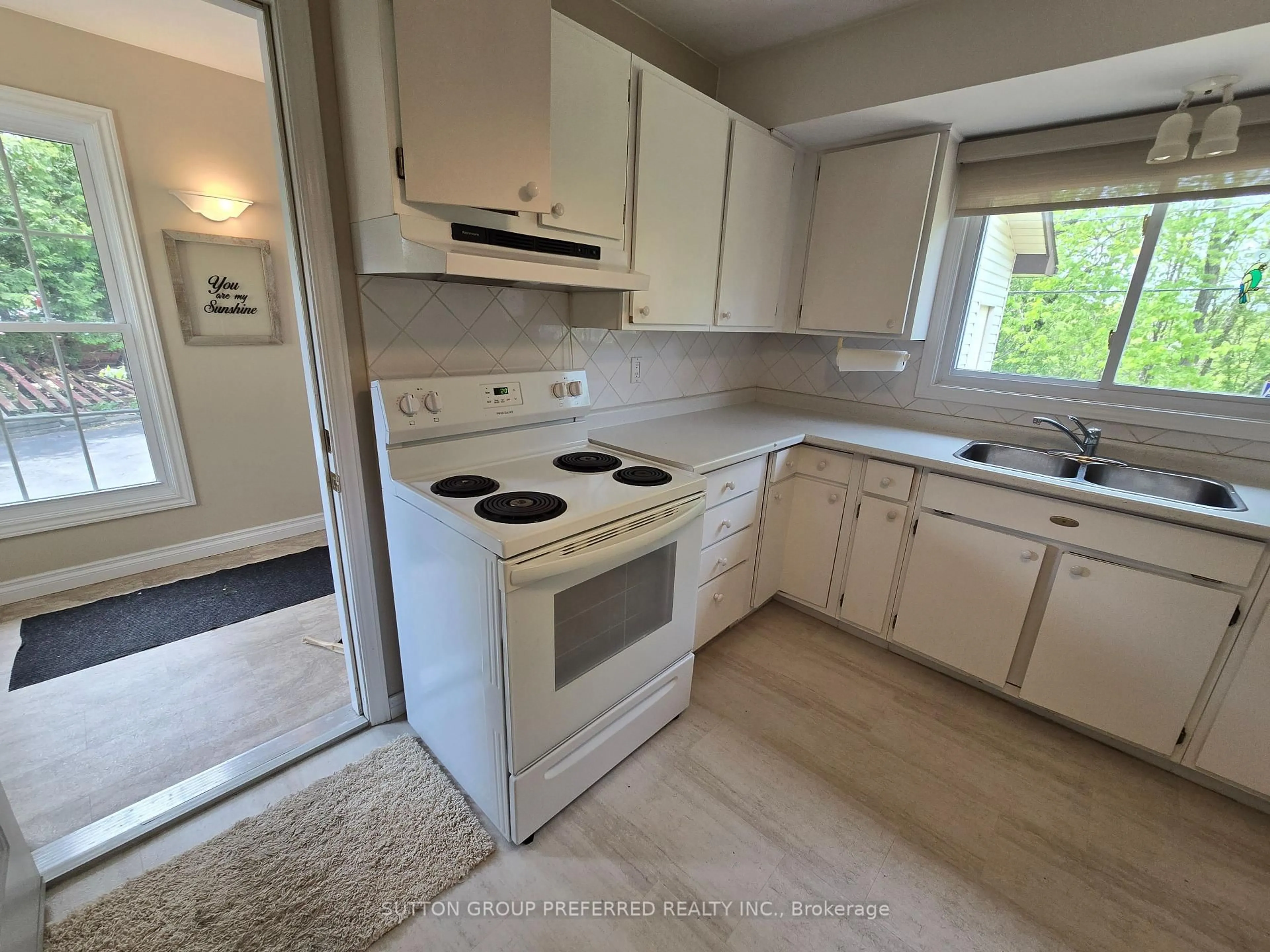 Standard kitchen, unknown for 17 Agincourt Pl, London South Ontario N5Z 4E8