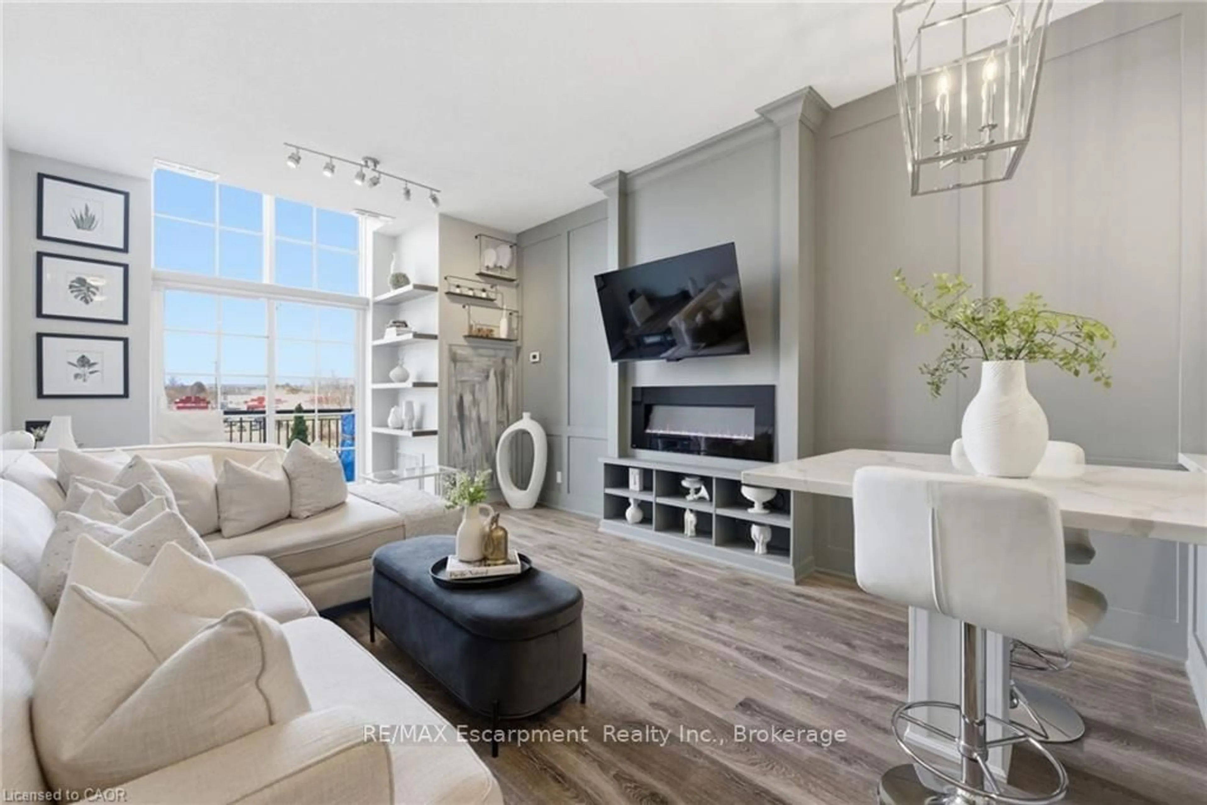 Living room with furniture, unknown for 262 DUNDAS St #322, Hamilton Ontario L8B 1A9