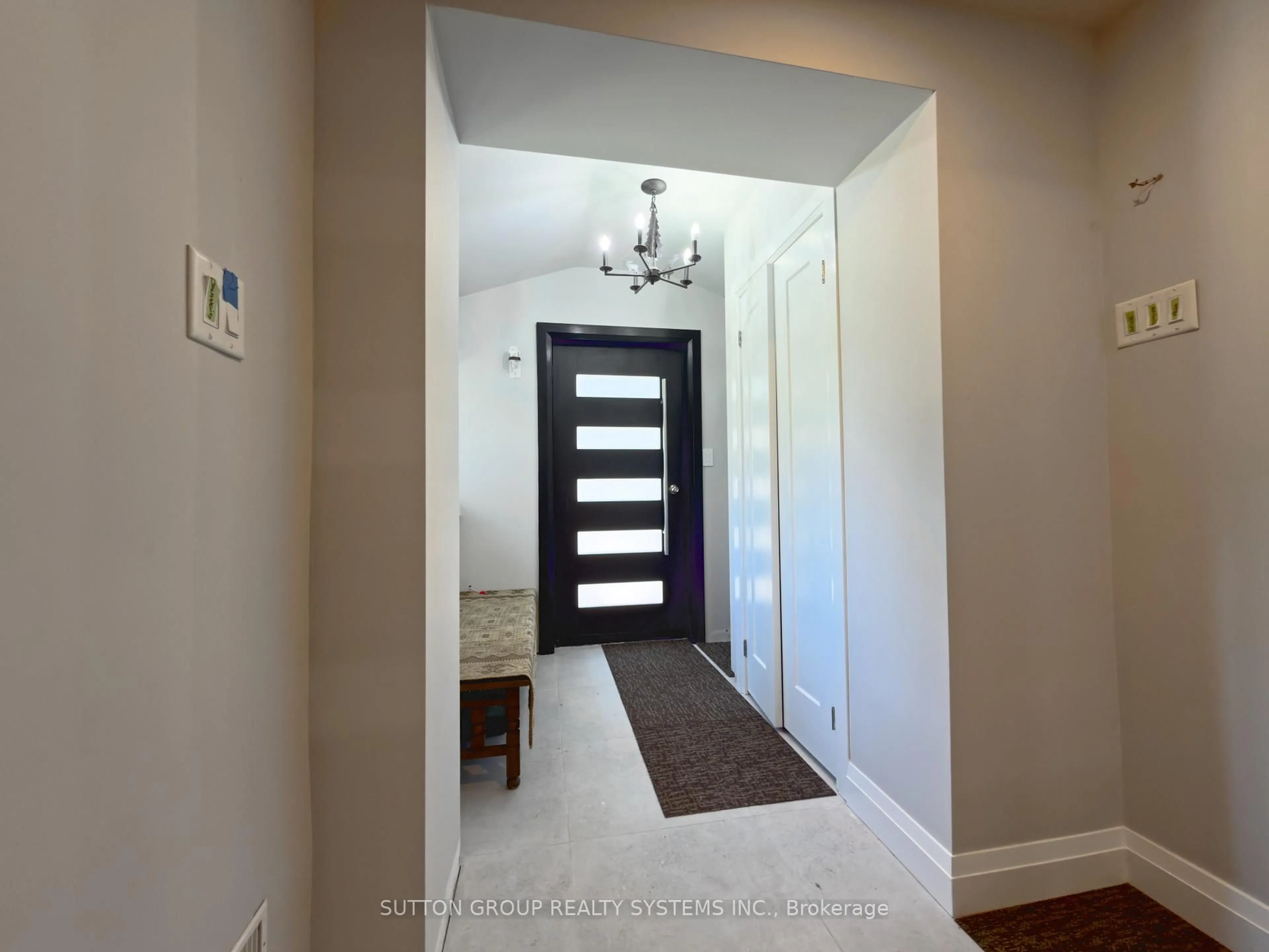 Indoor entryway for 1018 Whites Rd, Muskoka Lakes Ontario P0B 1J0