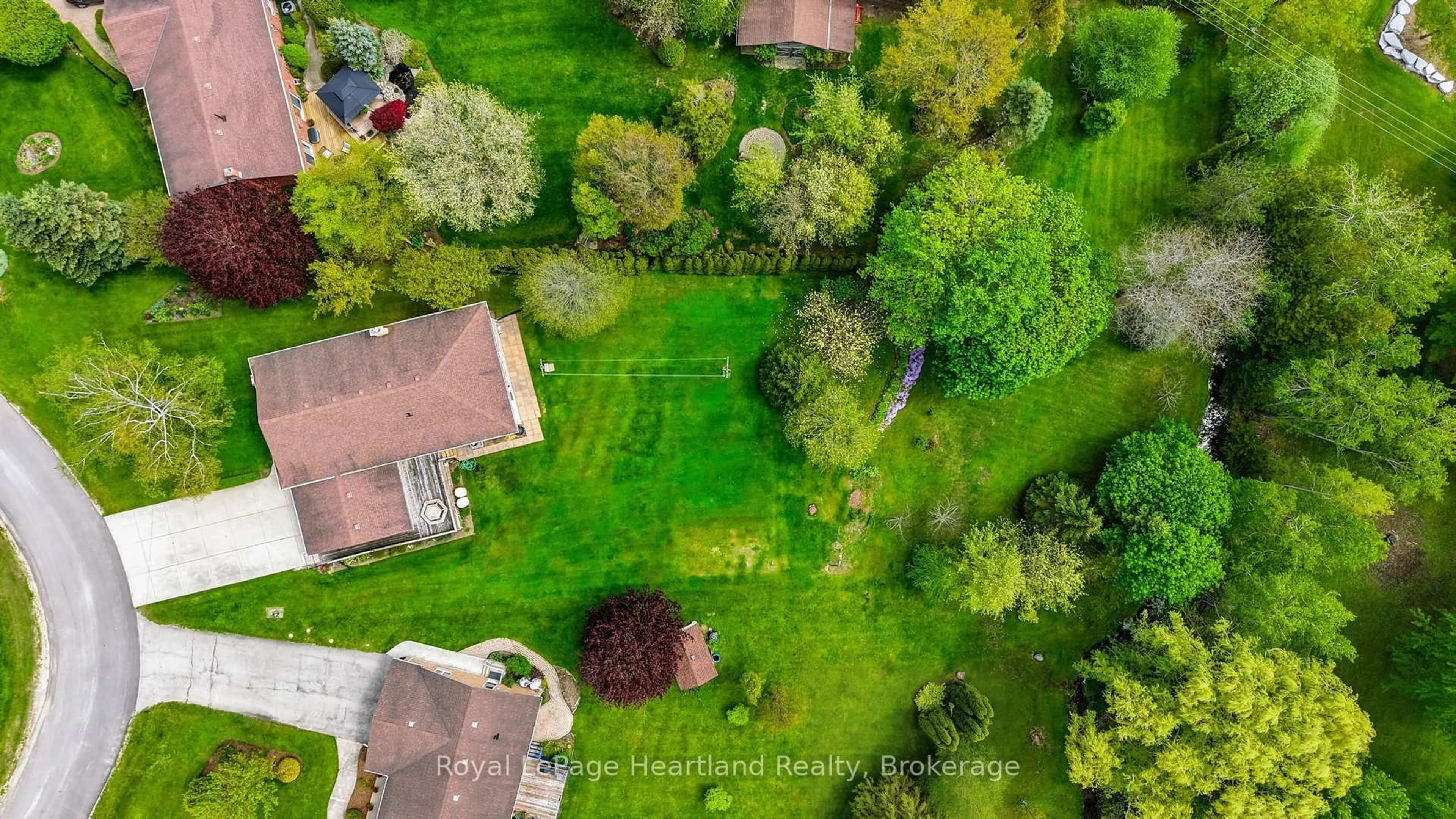 A pic from outside/outdoor area/front of a property/back of a property/a pic from drone, street for 3008 Brookhaven Dr, Howick Ontario N0G 1V0