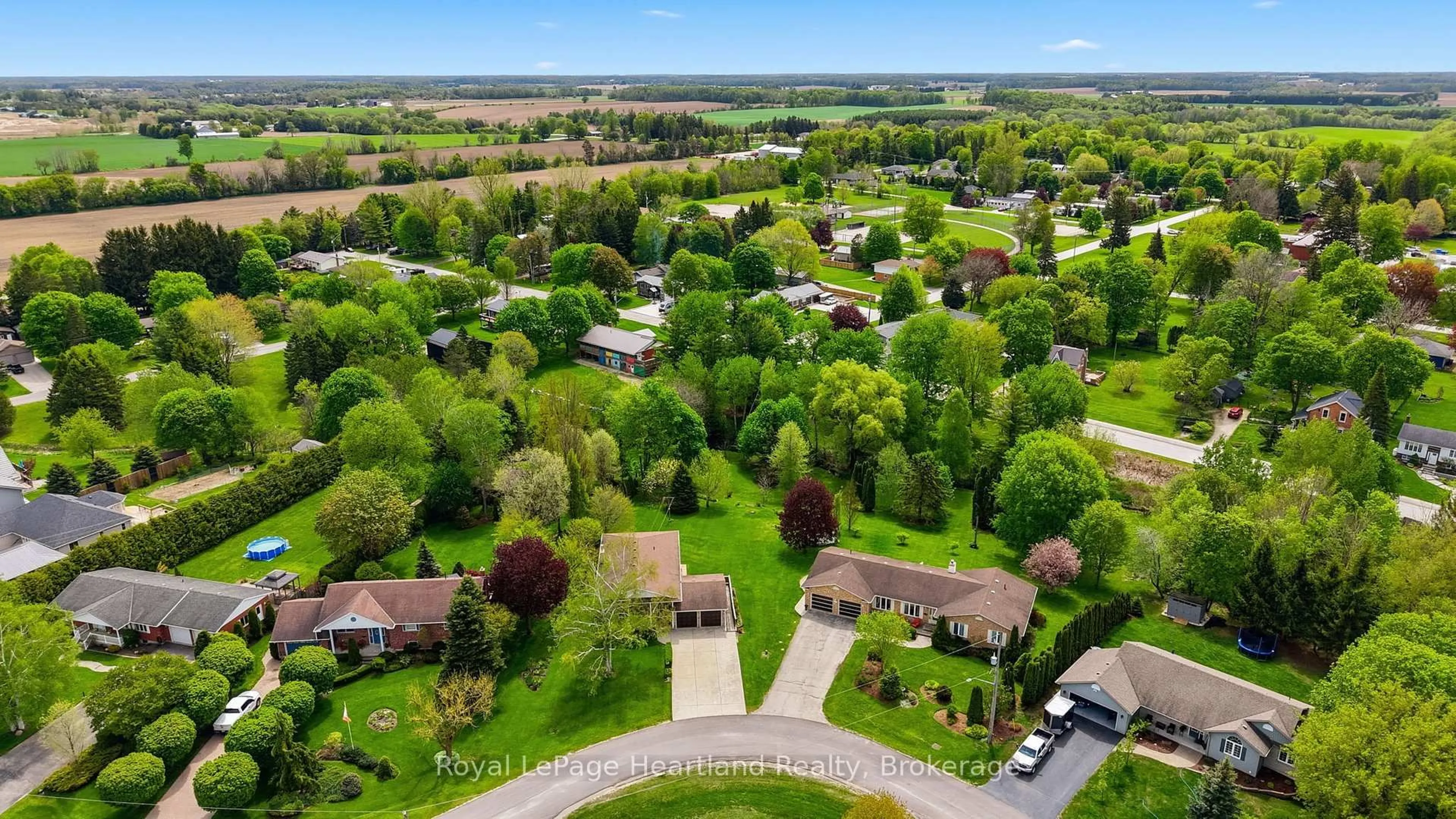 A pic from outside/outdoor area/front of a property/back of a property/a pic from drone, street for 3008 Brookhaven Dr, Howick Ontario N0G 1V0