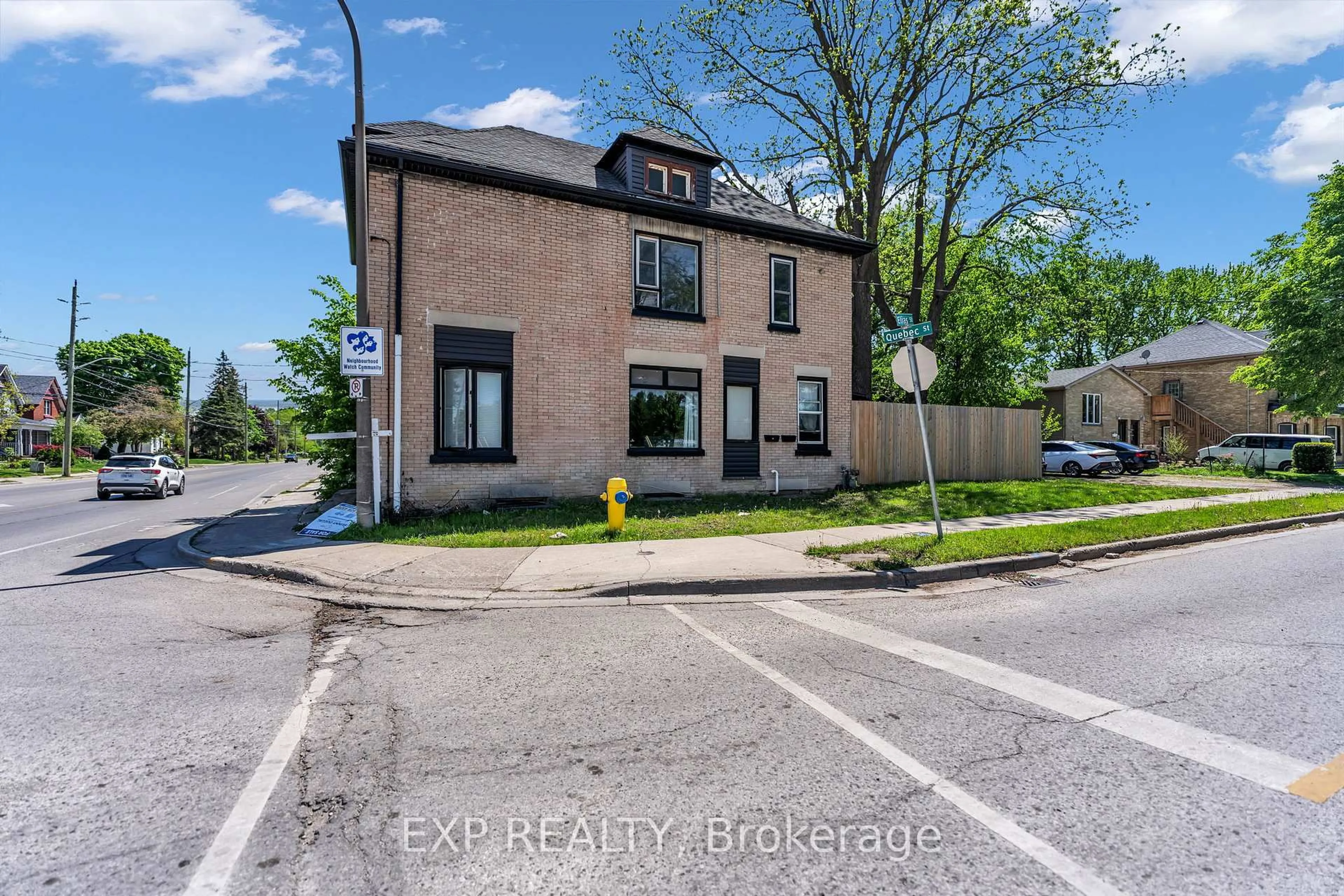 A pic from outside/outdoor area/front of a property/back of a property/a pic from drone, street for 553 Quebec St, London East Ontario N5W 3Y9