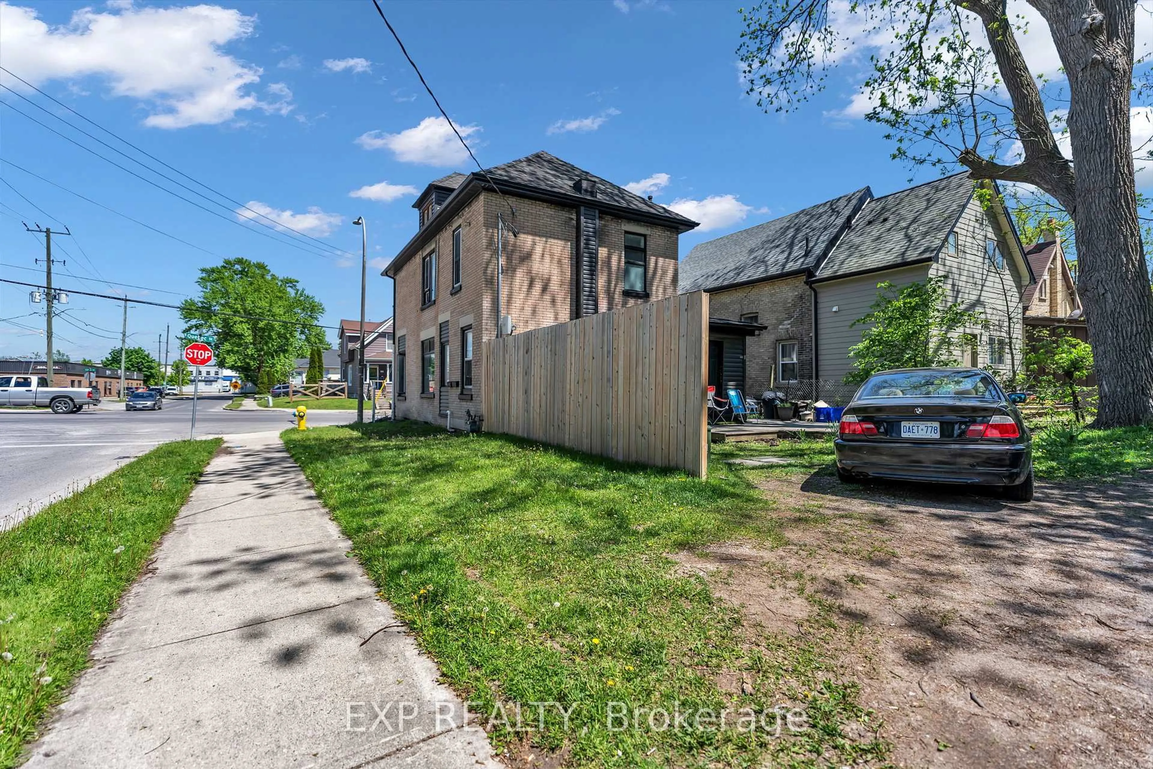 A pic from outside/outdoor area/front of a property/back of a property/a pic from drone, street for 553 Quebec St, London East Ontario N5W 3Y9