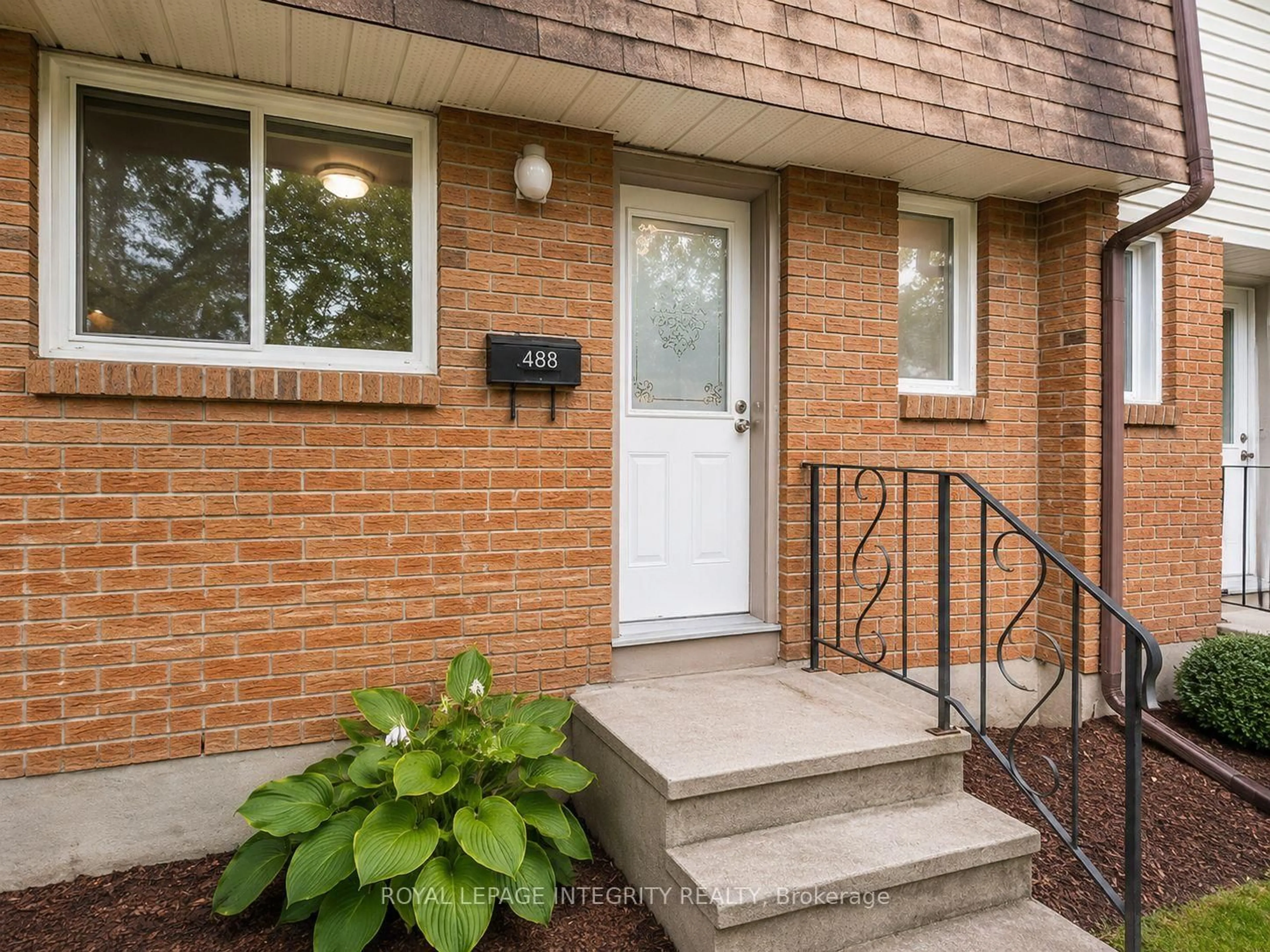 Indoor entryway for 46 FORESTER Cres #B, Ottawa Ontario K2H 8Y4