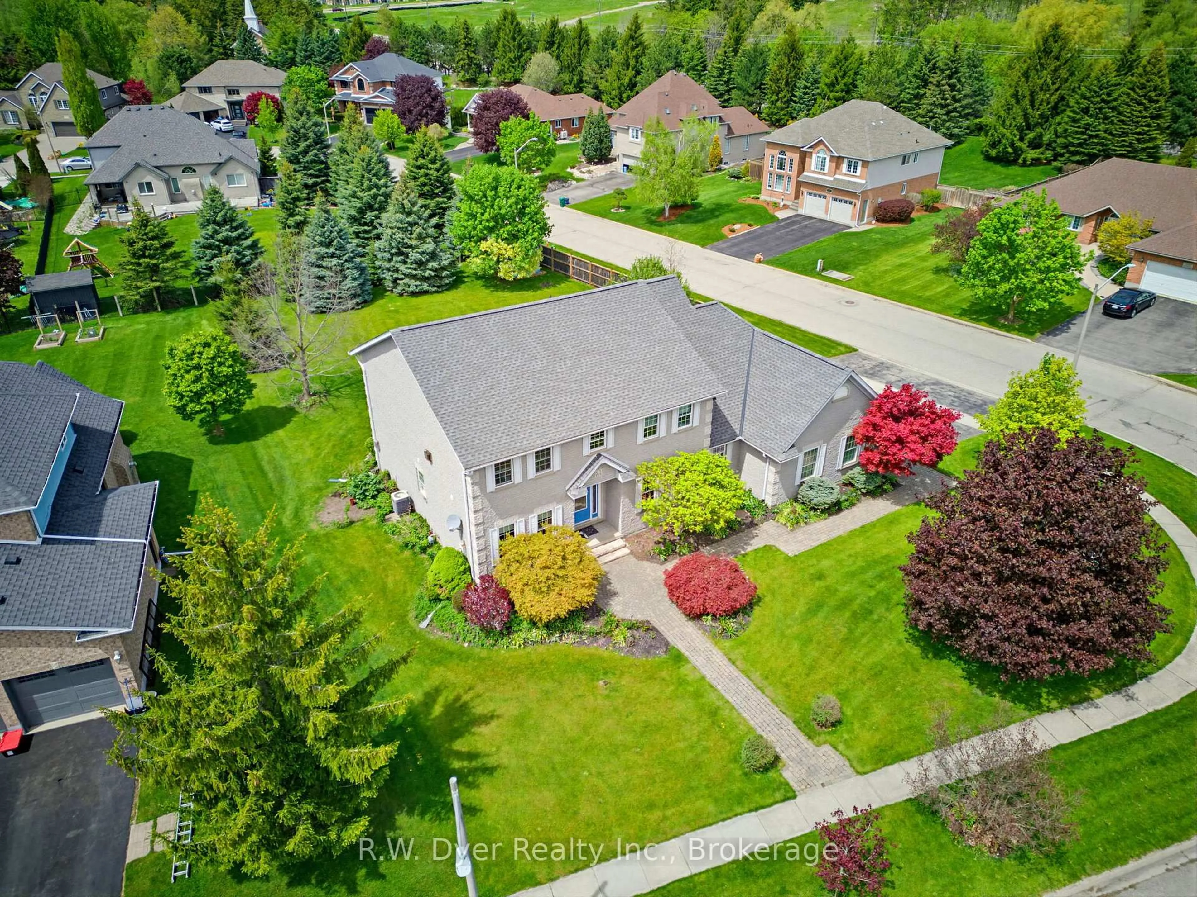 A pic from outside/outdoor area/front of a property/back of a property/a pic from drone, street for 184 Woodridge Dr, Wilmot Ontario N0B 2H0