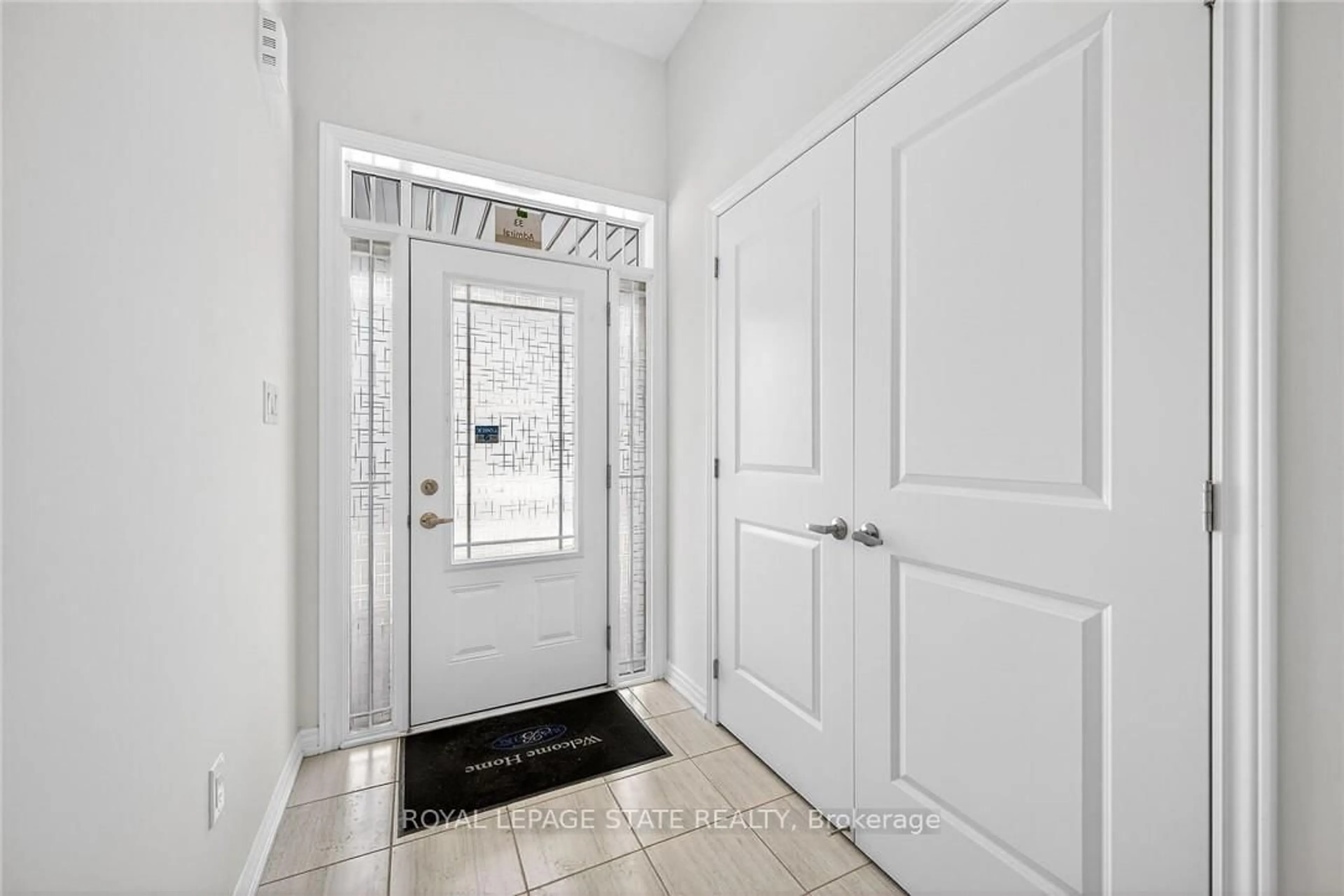 Indoor entryway for 33 Admiral Rd, Welland Ontario L3B 0H4