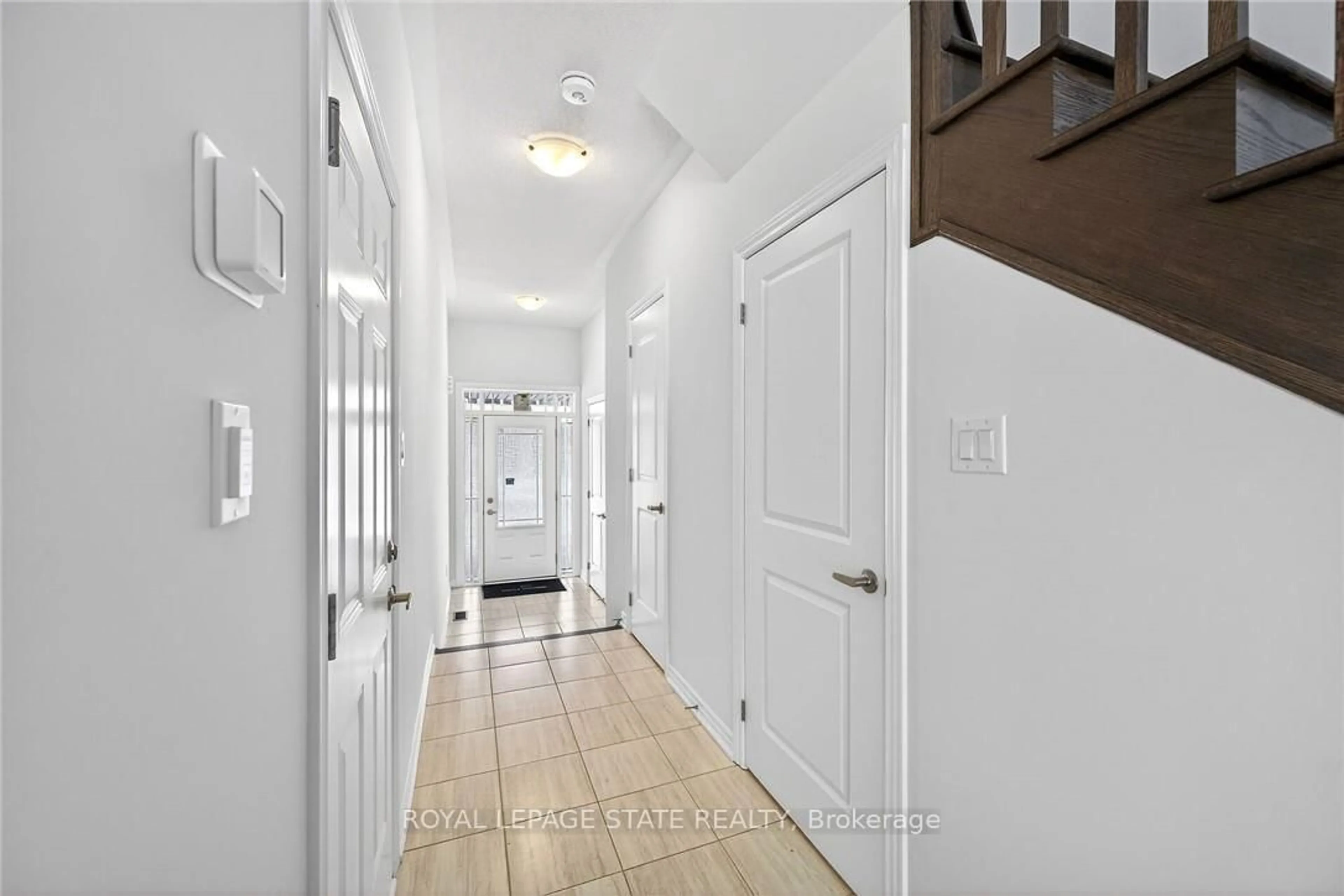 Indoor entryway for 33 Admiral Rd, Welland Ontario L3B 0H4