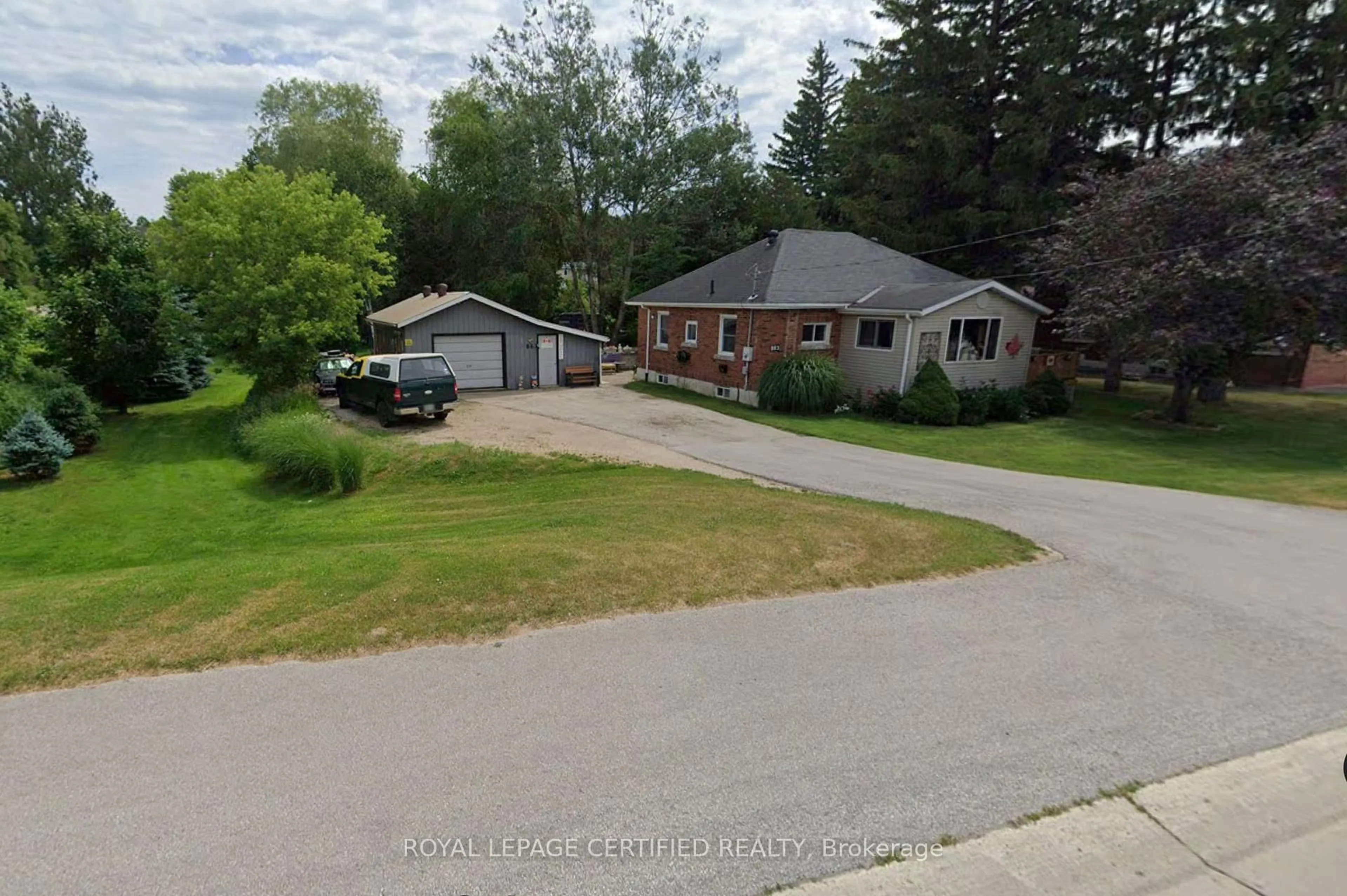 A pic from outside/outdoor area/front of a property/back of a property/a pic from drone, street for 883 7th Ave, Hanover Ontario N4N 2K3